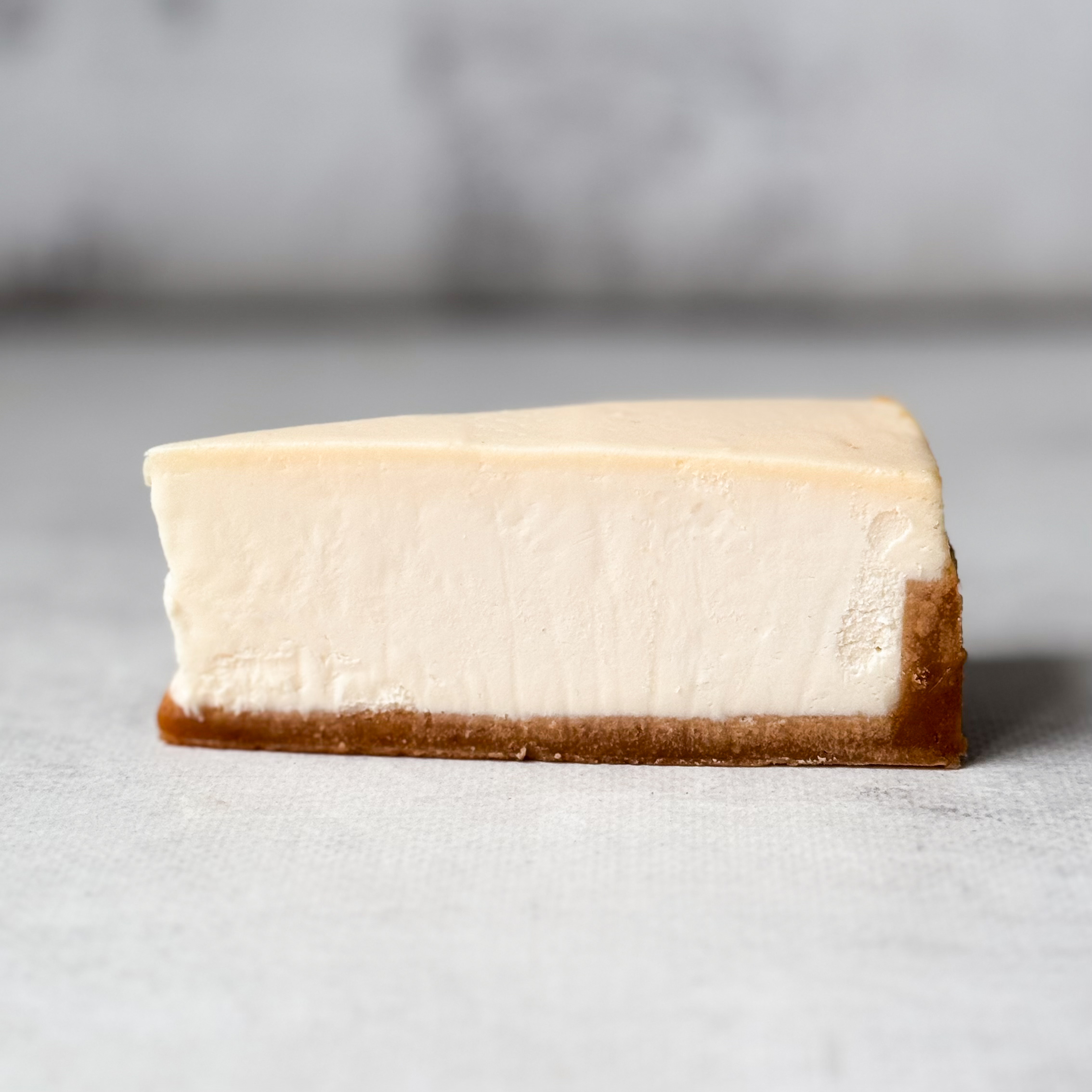 Классический чизкейк New York из творожного сыра на тонком сливочно-песочном корже. изображение 3