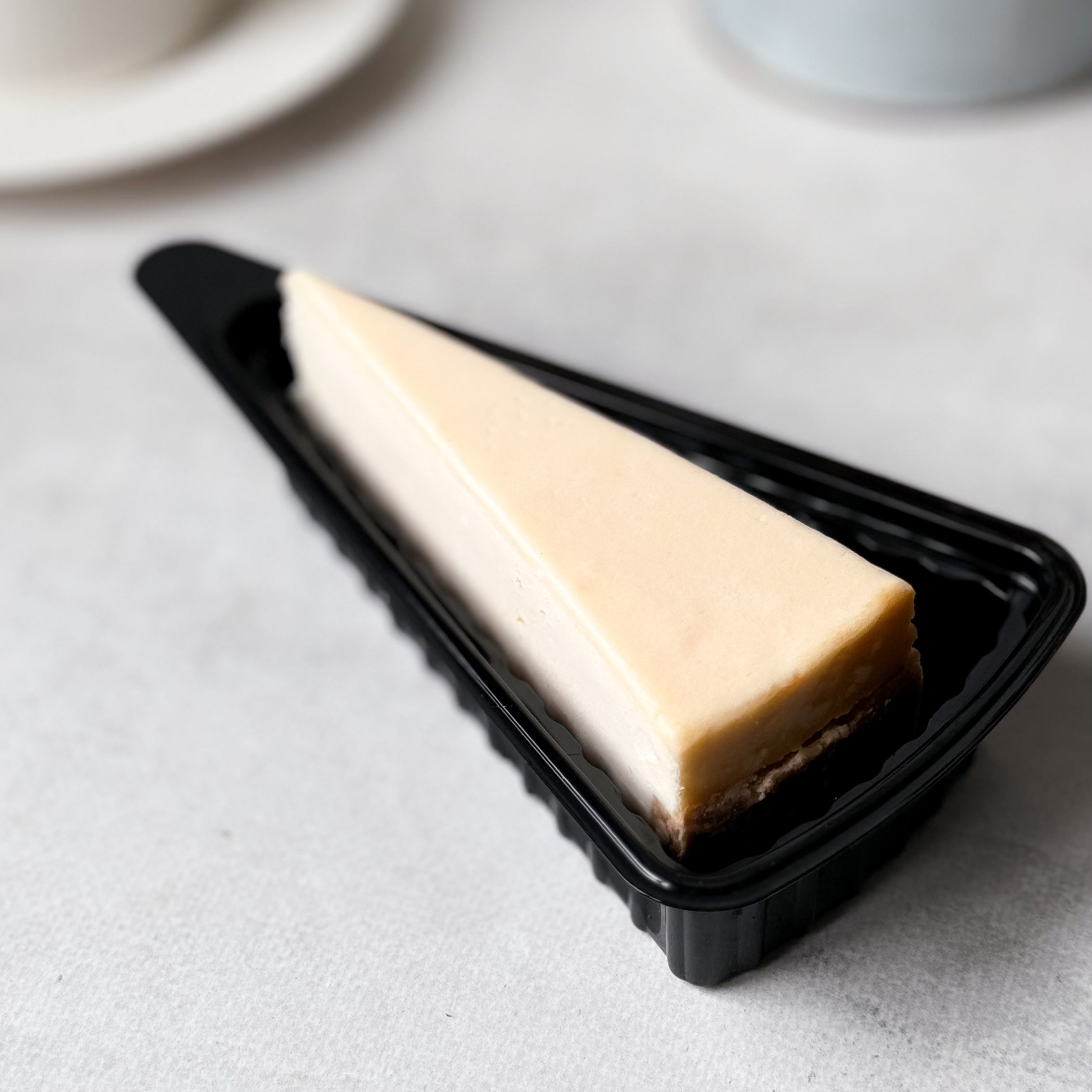 Классический чизкейк New York из творожного сыра на тонком сливочно-песочном корже. изображение 4