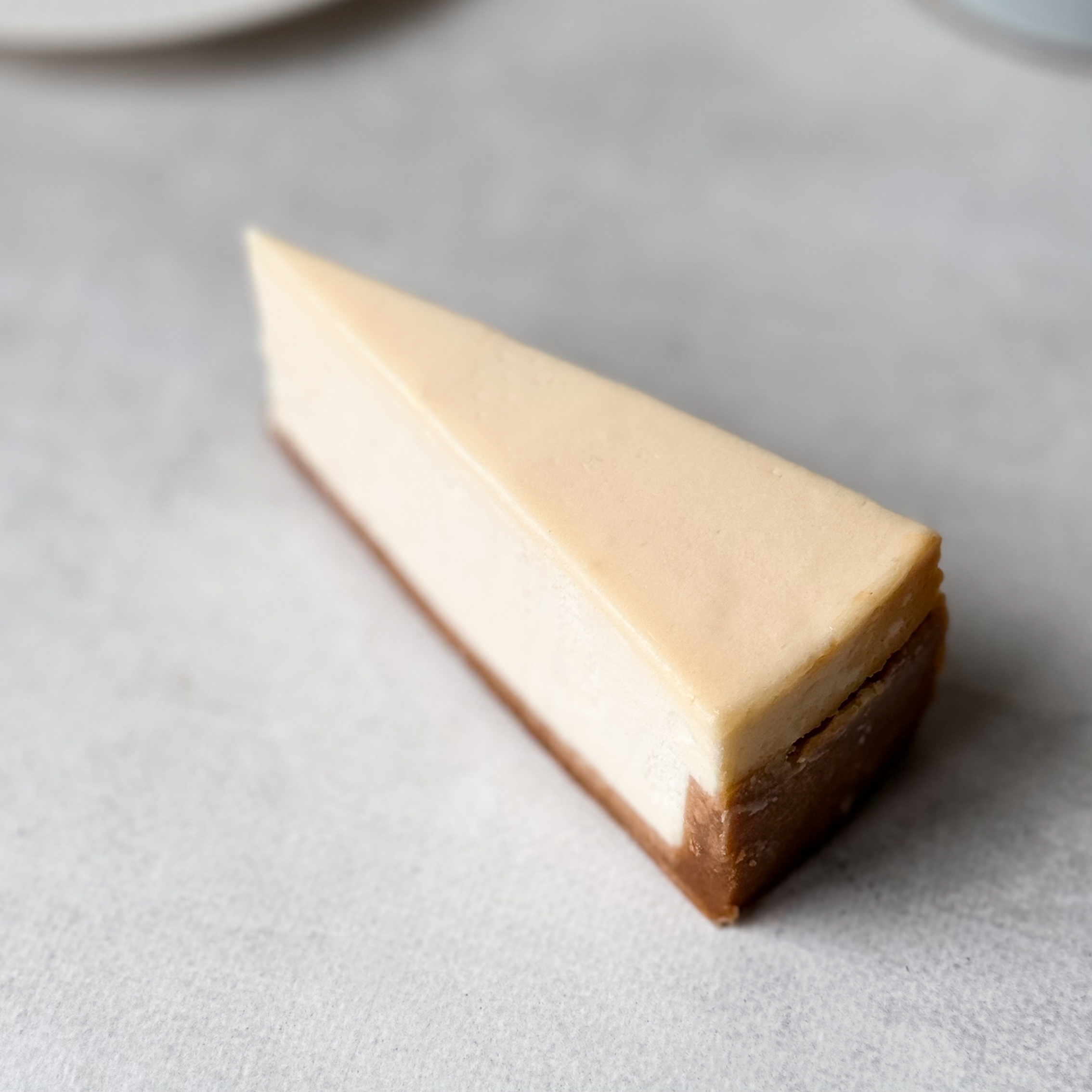 Классический чизкейк New York из творожного сыра на тонком сливочно-песочном корже. изображение 5
