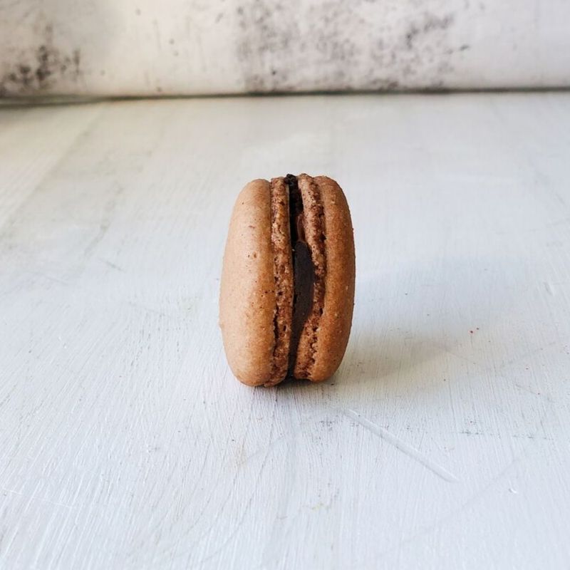 Французское миндальное шоколадное печенье с начинкой. изображение 6