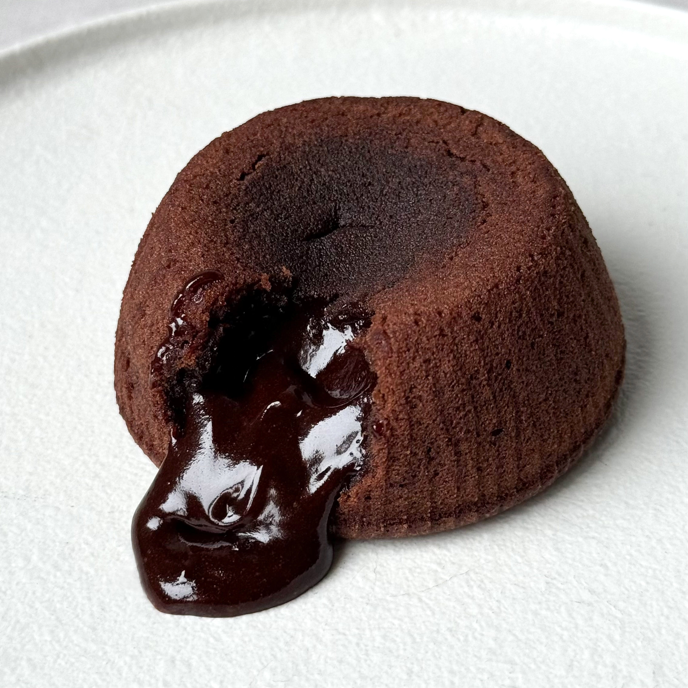 Пирожное из темного шоколада «BarryCallebaut» (Южная Америка) с жидким шоколадом внутри. изображение 4