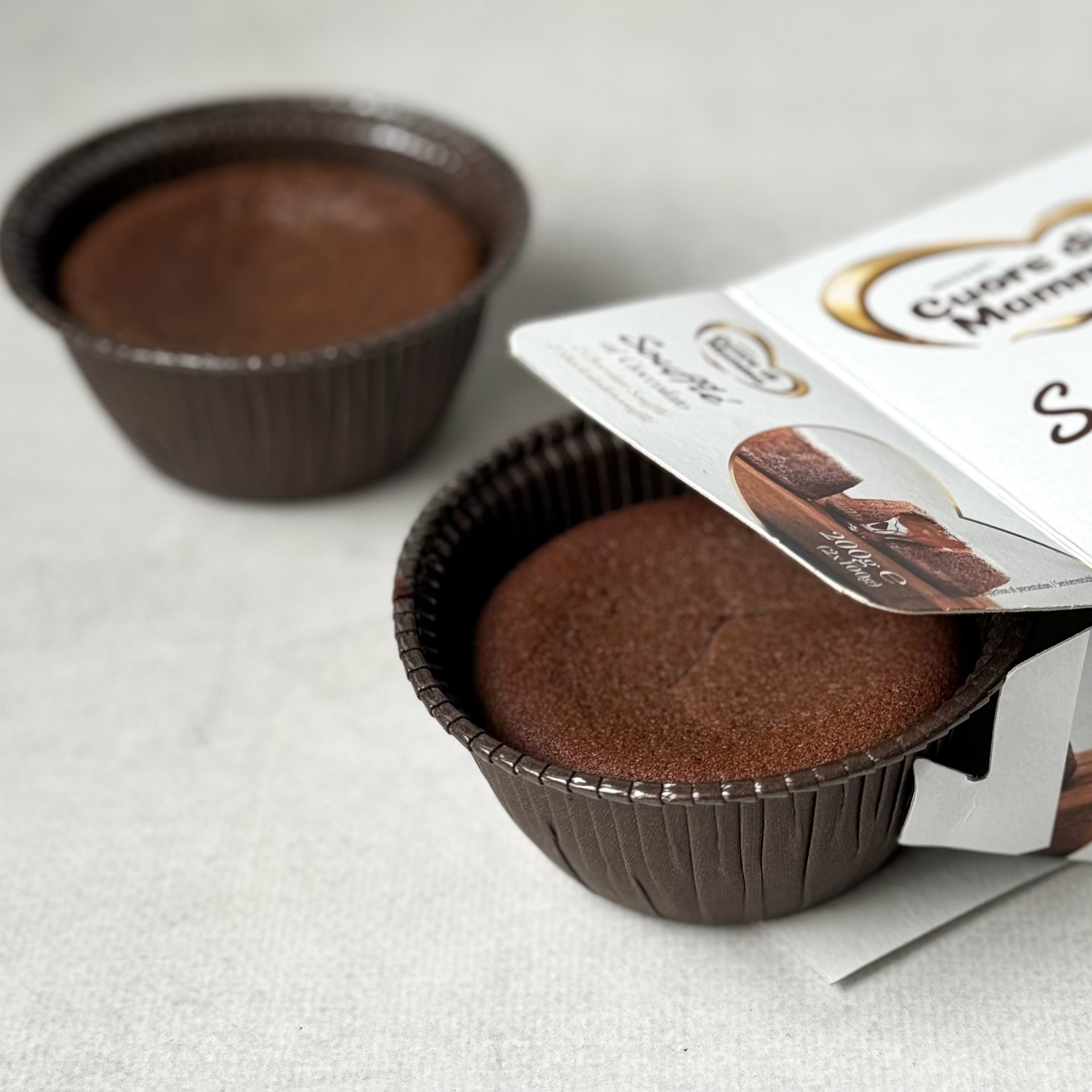 Пирожное из темного шоколада «BarryCallebaut» (Южная Америка) с жидким шоколадом внутри. изображение 6