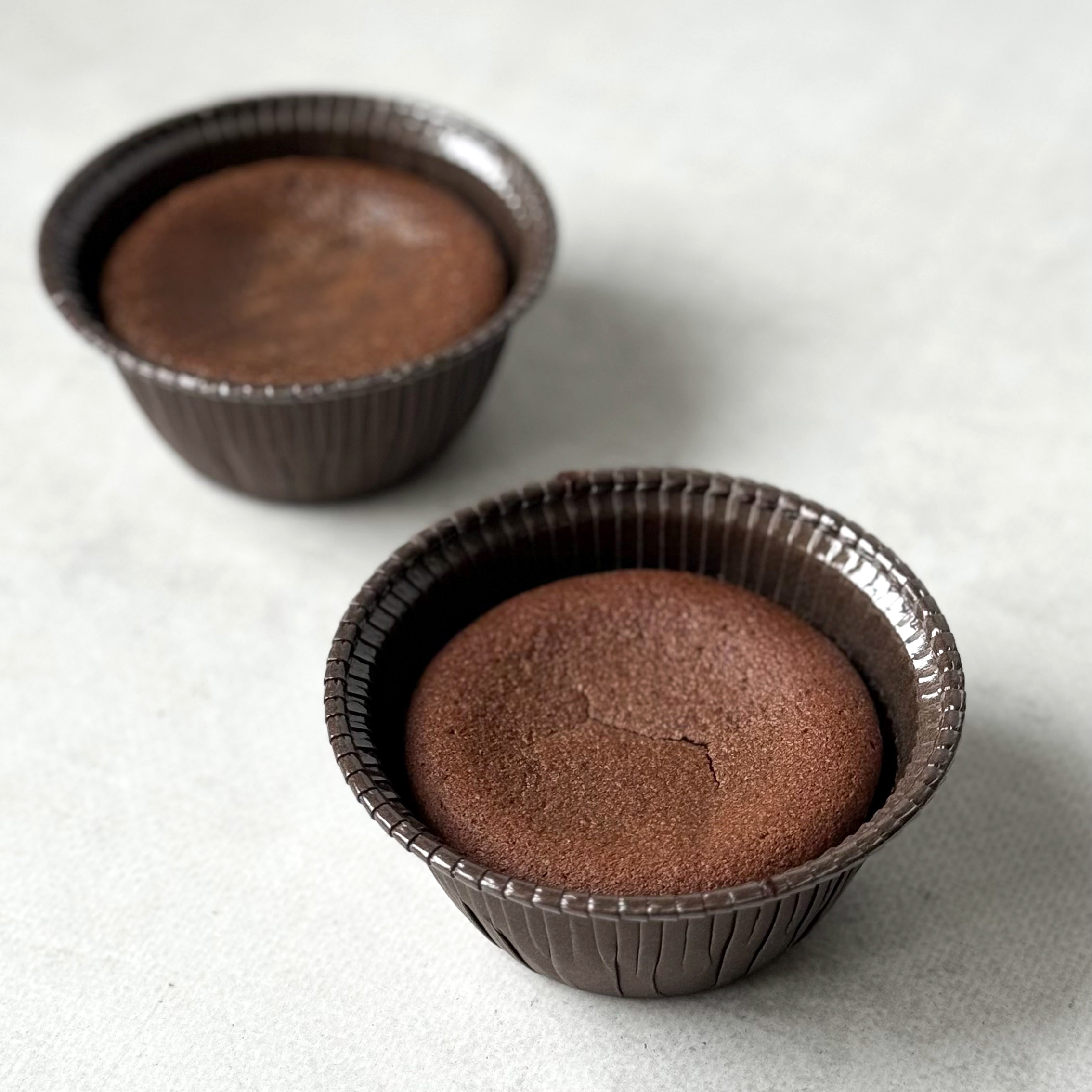 Пирожное из темного шоколада «BarryCallebaut» (Южная Америка) с жидким шоколадом внутри. изображение 7
