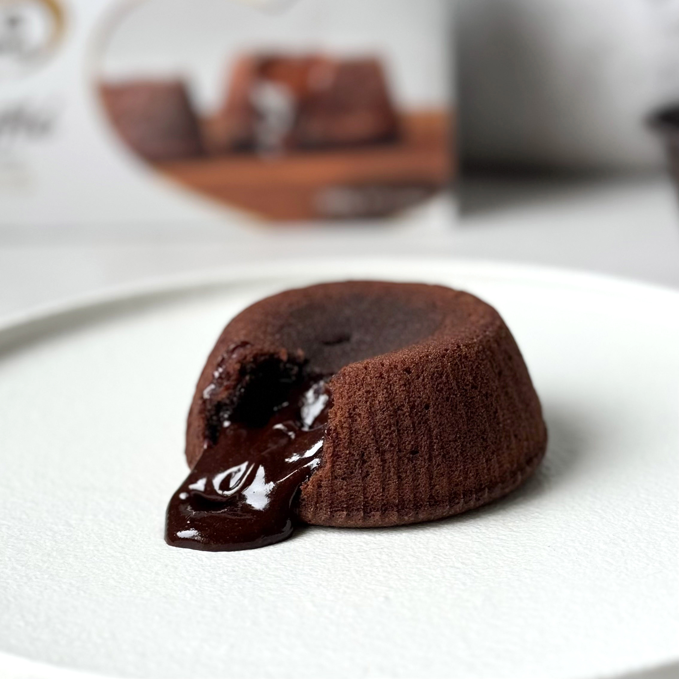 Пирожное из темного шоколада «BarryCallebaut» (Южная Америка) с жидким шоколадом внутри. изображение 8