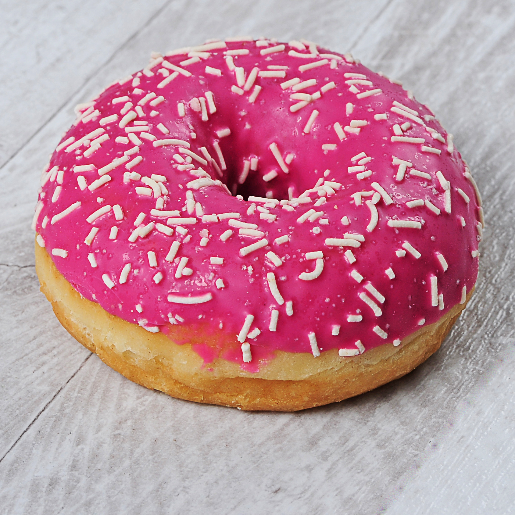 Пончики с розовой глазурью и посыпкой из белого шоколада изображение 2