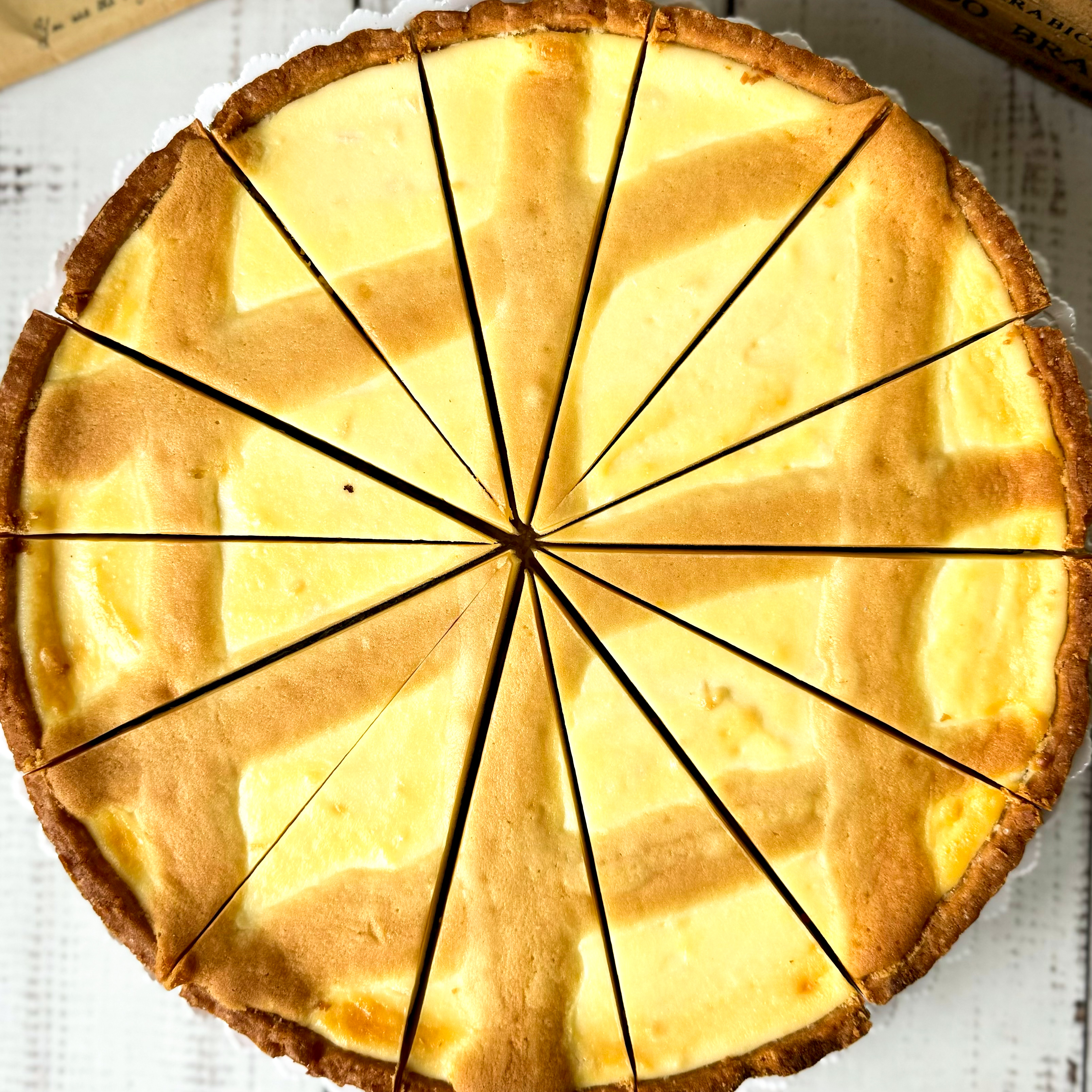 Песочный торт с кремом на основе сыра Рикотта и кусочками лимона изображение 3