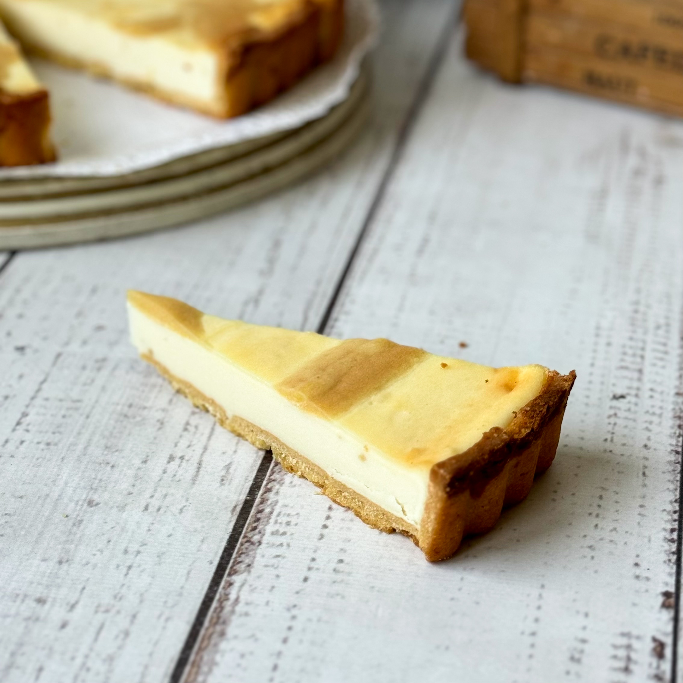 Песочный торт с кремом на основе сыра Рикотта и кусочками лимона изображение 4
