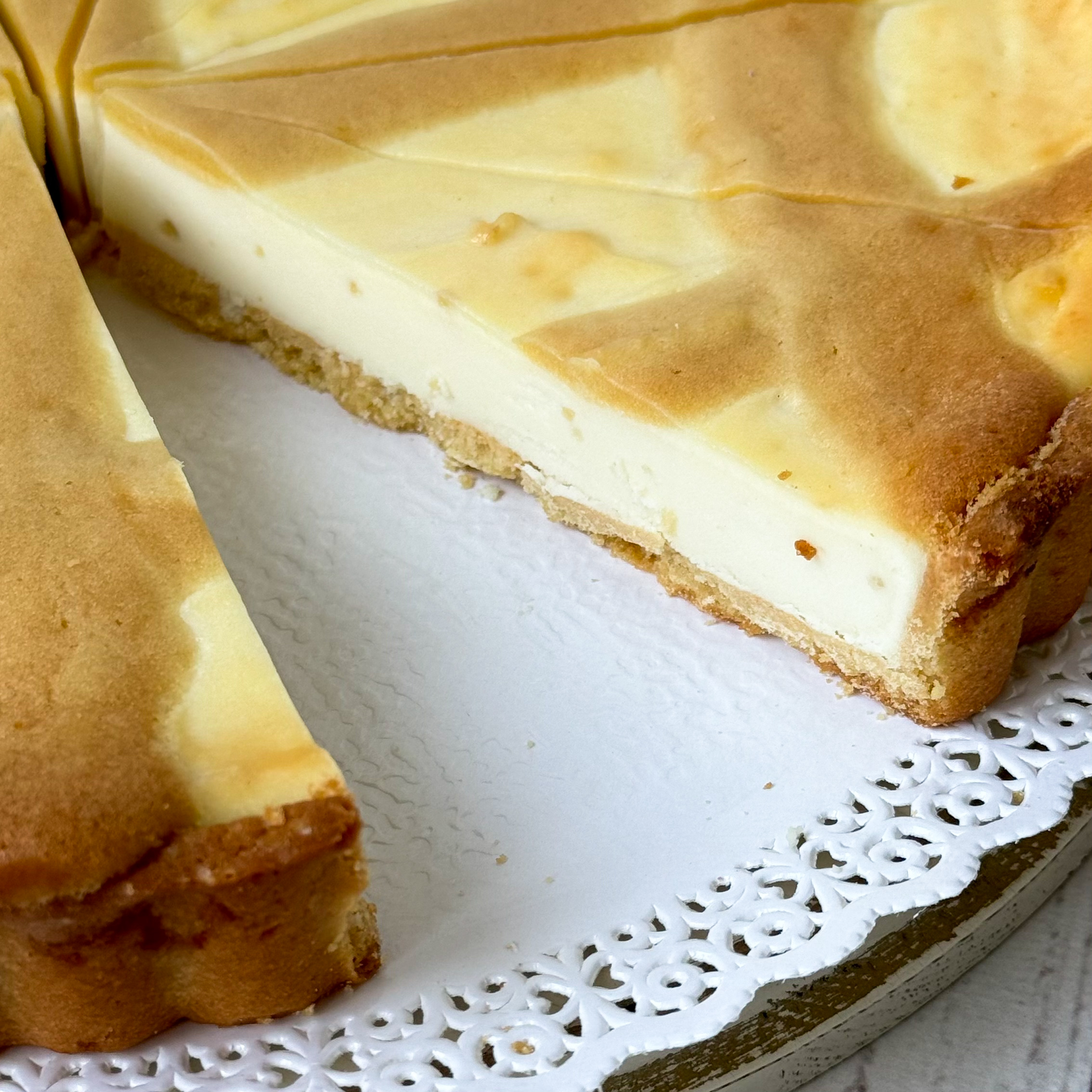 Песочный торт с кремом на основе сыра Рикотта и кусочками лимона изображение 5