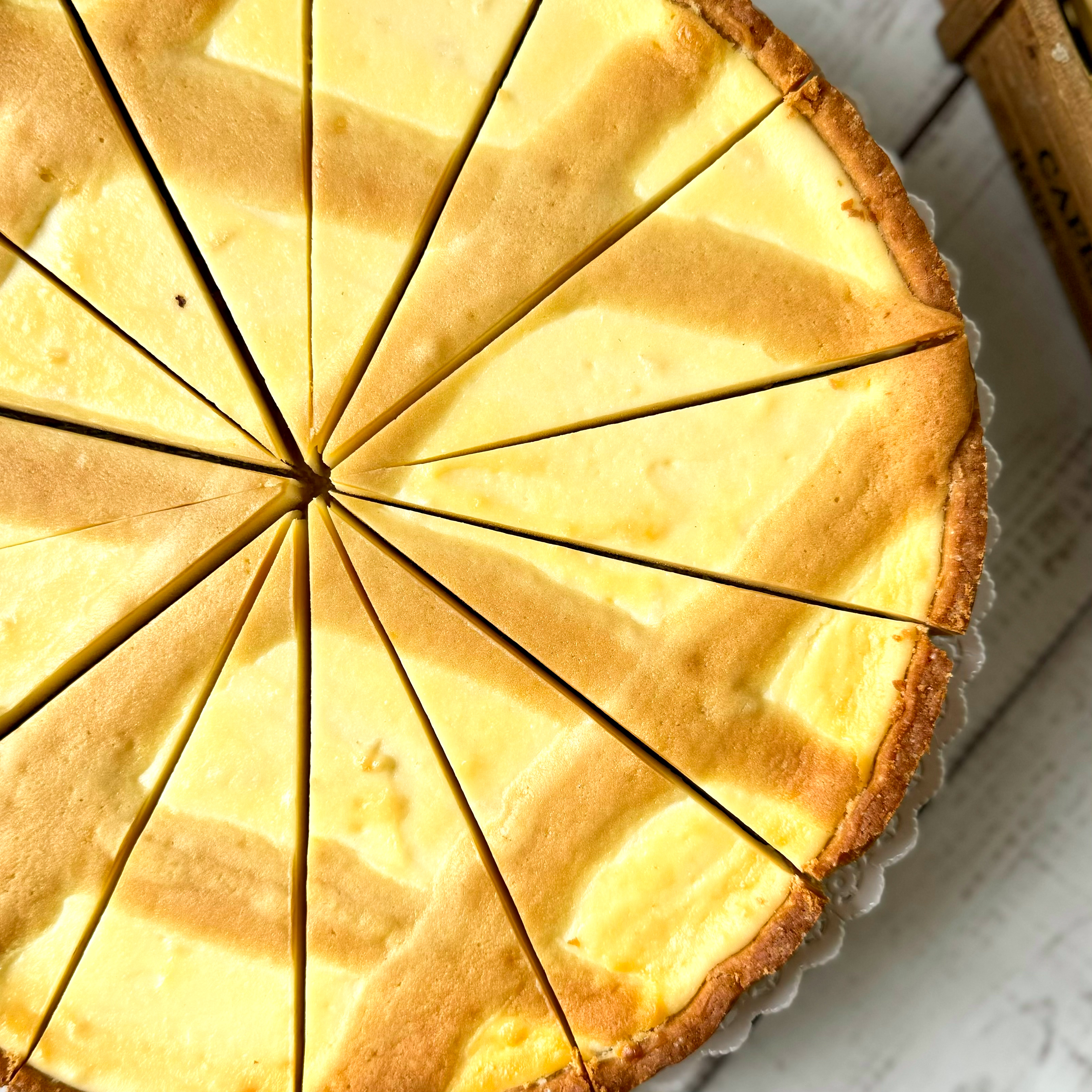 Песочный торт с кремом на основе сыра Рикотта и кусочками лимона изображение 7