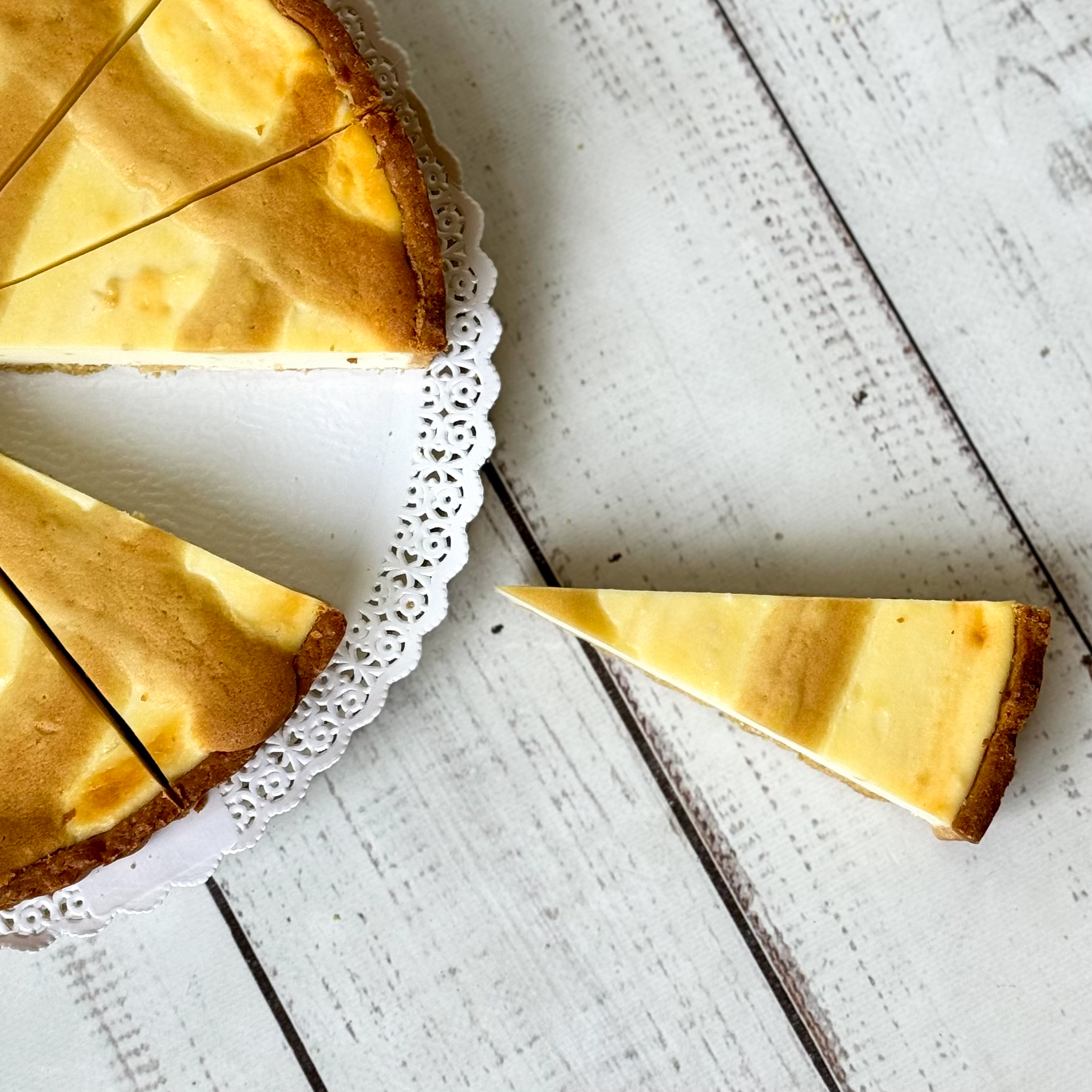 Песочный торт с кремом на основе сыра Рикотта и кусочками лимона изображение 8