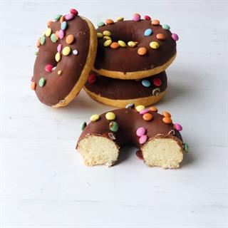 Пончик с шоколадной глазурью и цветными драже