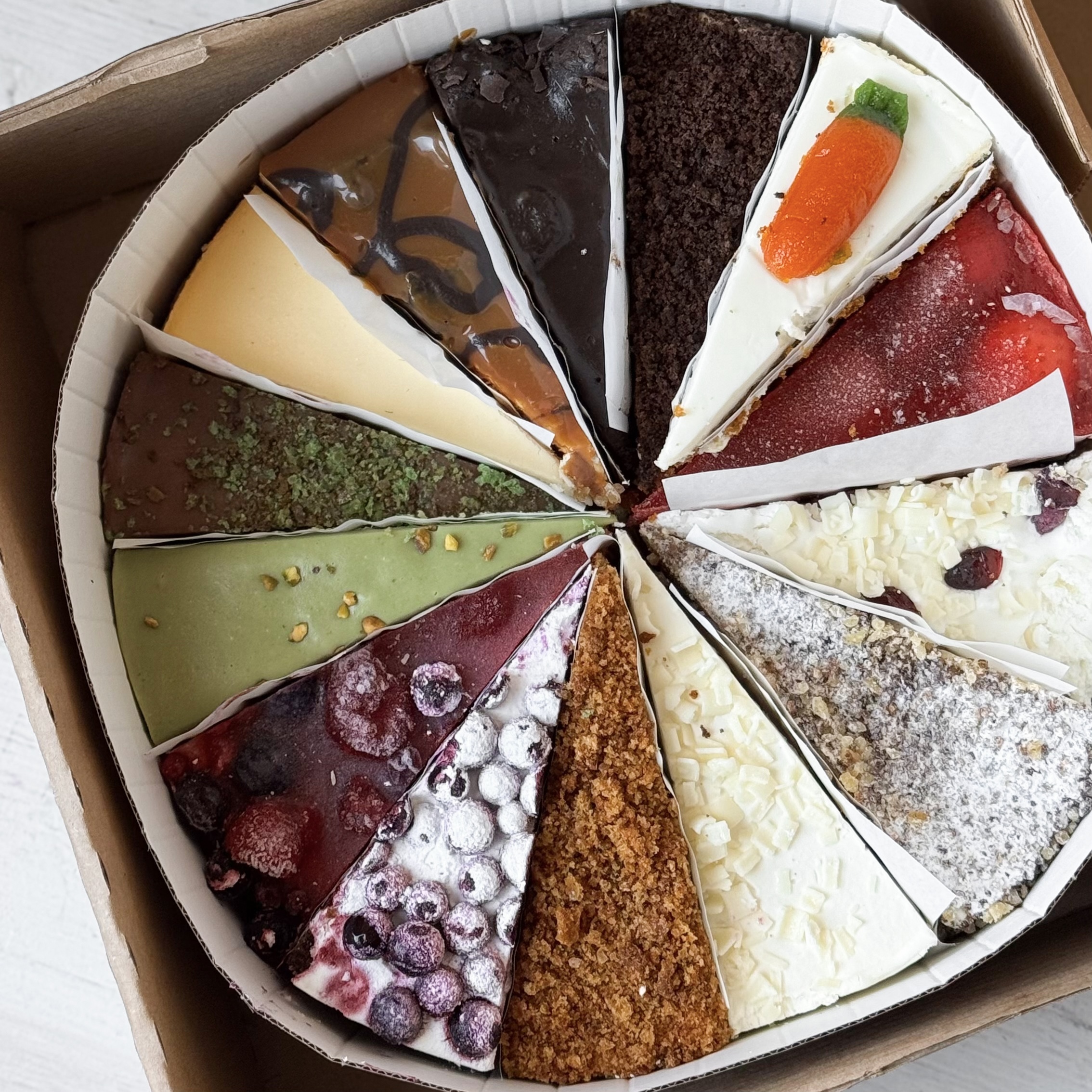 Набор ассорти из 14 тортов: все хиты в одном наборе! Попробуйте всю палитру вкусов: от морковного торта до чизкейка "Дубайский шоколад". изображение 2