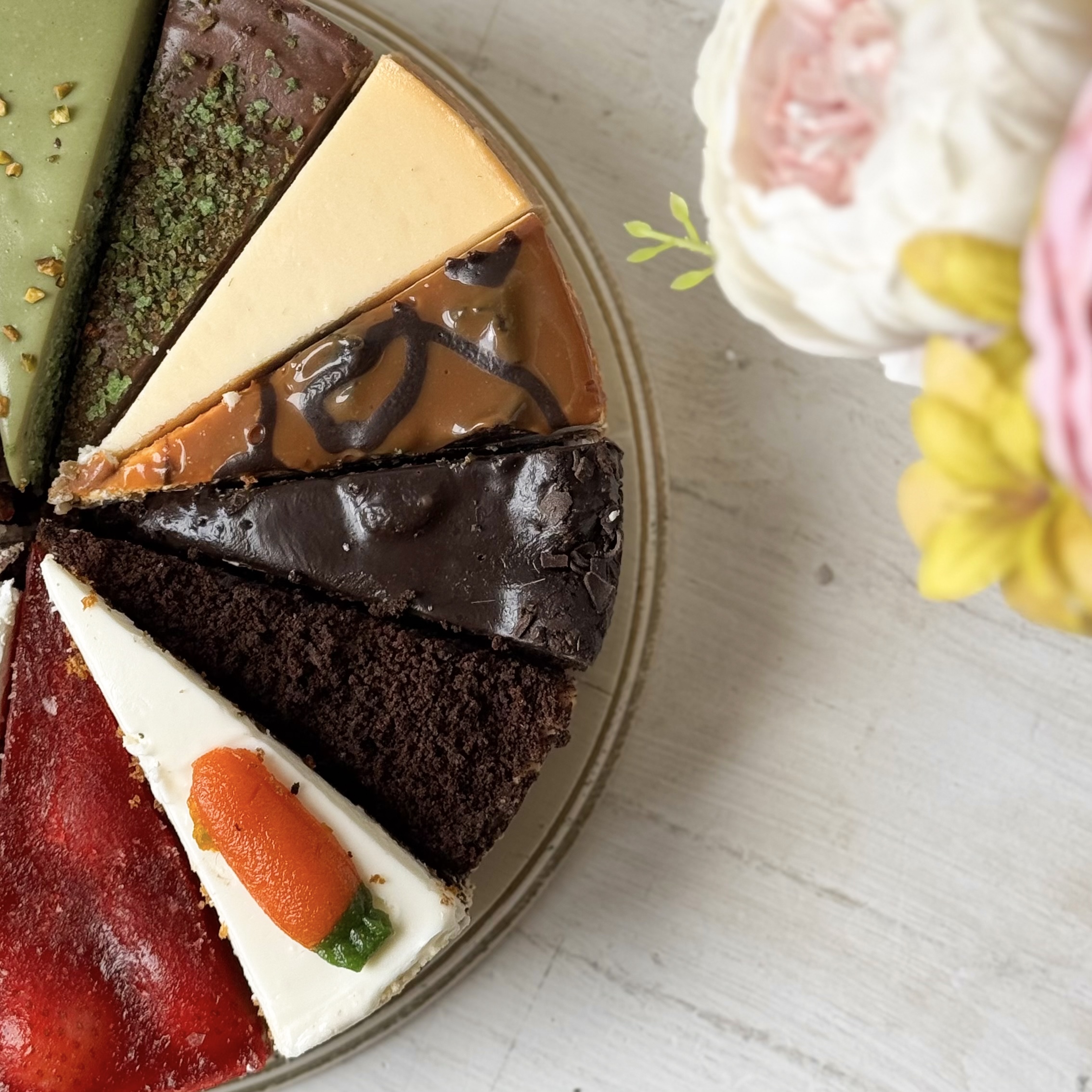 Набор ассорти из 14 тортов: все хиты в одном наборе! Попробуйте всю палитру вкусов: от морковного торта до чизкейка "Дубайский шоколад". изображение 3