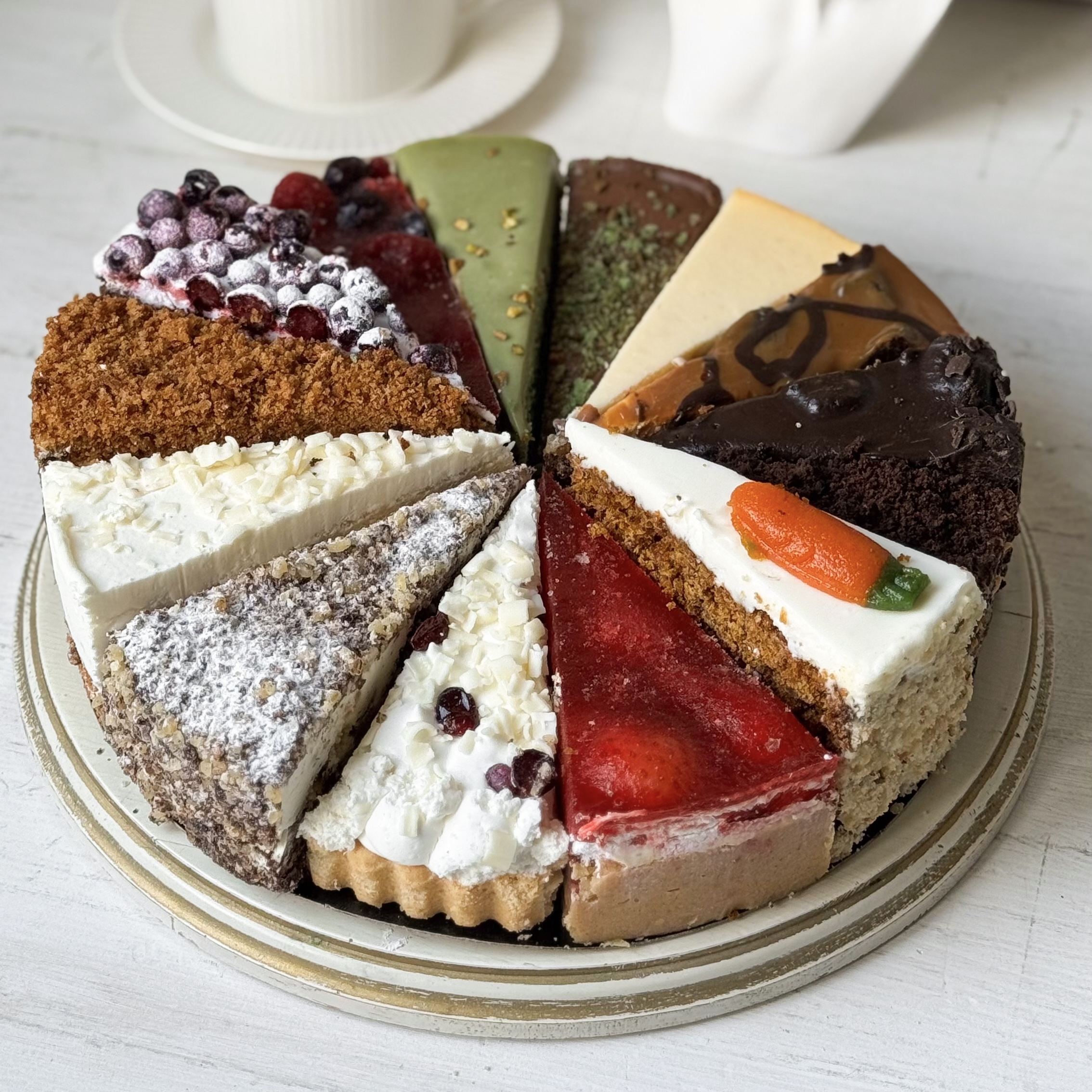 Набор ассорти из 14 тортов: все хиты в одном наборе! Попробуйте всю палитру вкусов: от морковного торта до чизкейка "Дубайский шоколад". изображение 5