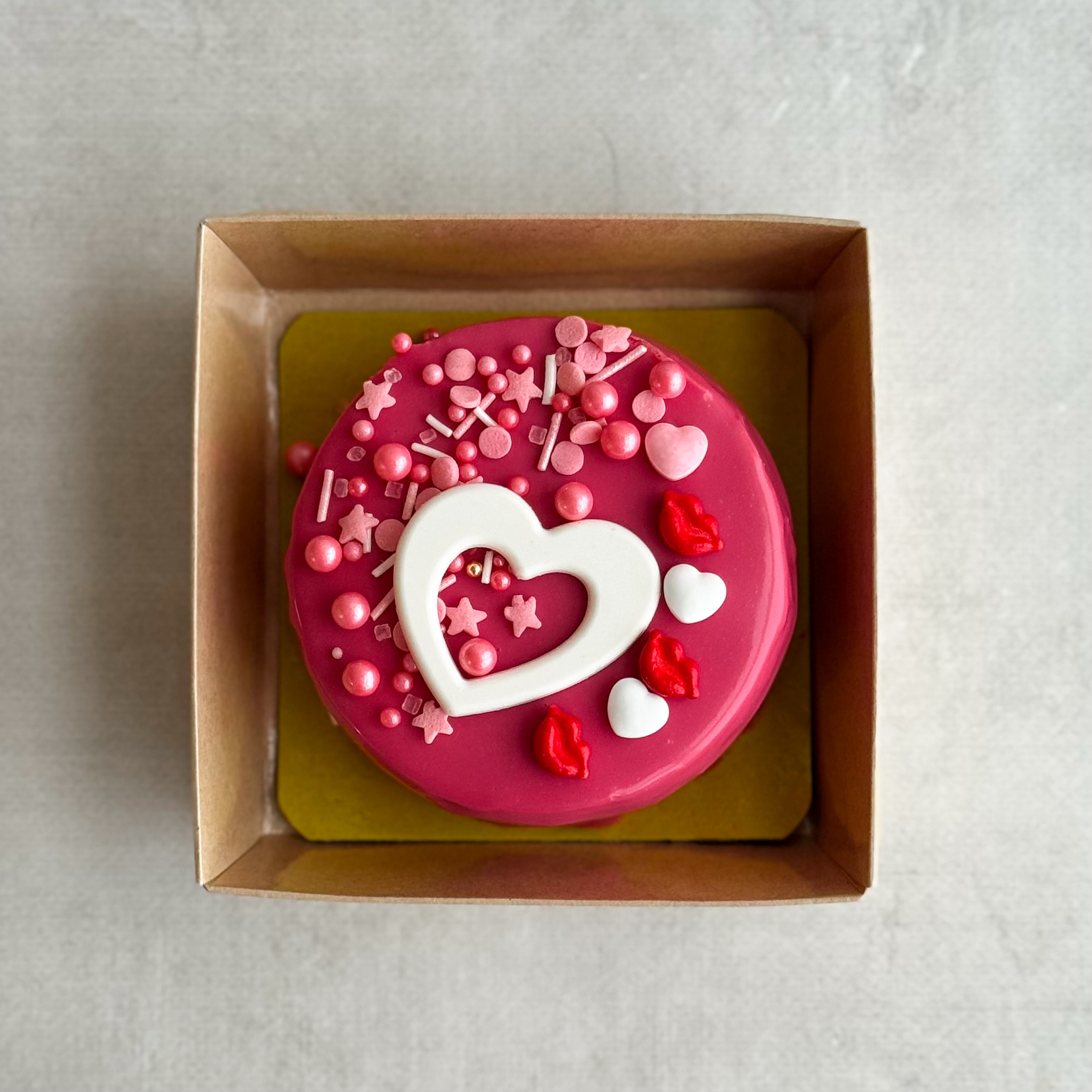 Бенто-торт ЧК «ONE TROPIC» (день влюблённых, 8 марта) в индивид.упаковке. Нежный чизкейк с начинкой из ананасового конфитюра с кусочками ананаса на тонкой песочной подложке в лимитированном дизайне. изображение 3