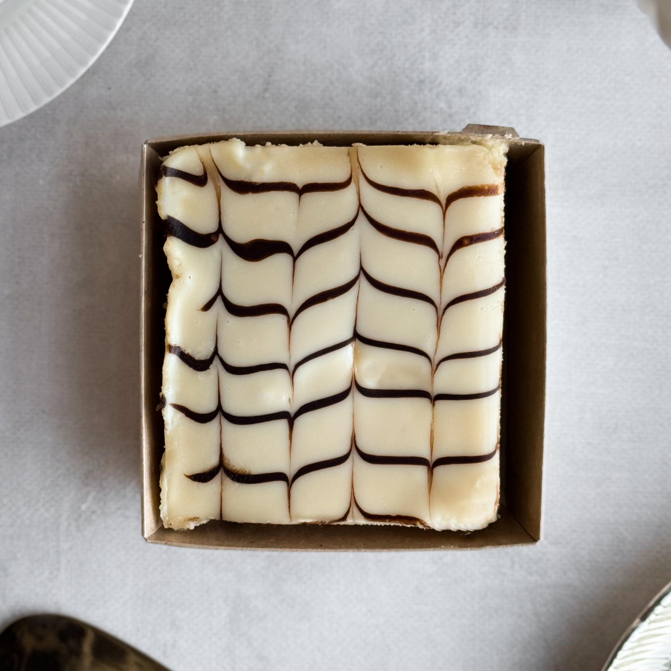  Бенто-торт Эстерхази в индивид.упаковке. Изысканный классический торт из воздушного ванильно-орехового бисквита, щедро дополненного нежным ванильно-сливочным кремом и посыпанного дробленным орехом. Сверху украшен сахарной помадкой и классическим мраморным рисунком. изображение 2