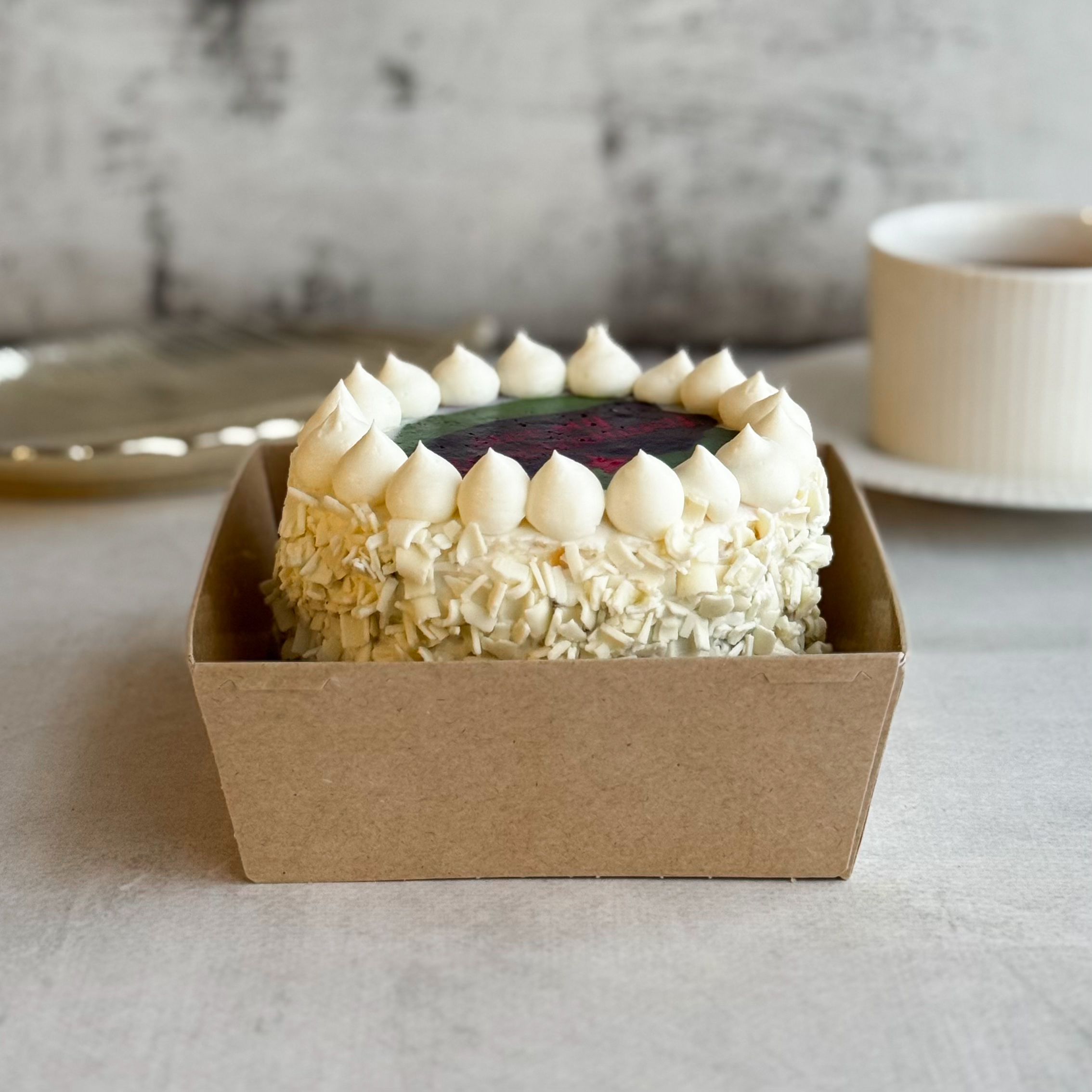 Бенто-торт Мальчик кудрявый (23 февраля) в индивид.упаковке. Сочный торт из слоев насыщенного шоколадного бисквита с грецким орехом и крема на основе варёной сгущёнки в праздничном лимитированном дизайне. изображение 8