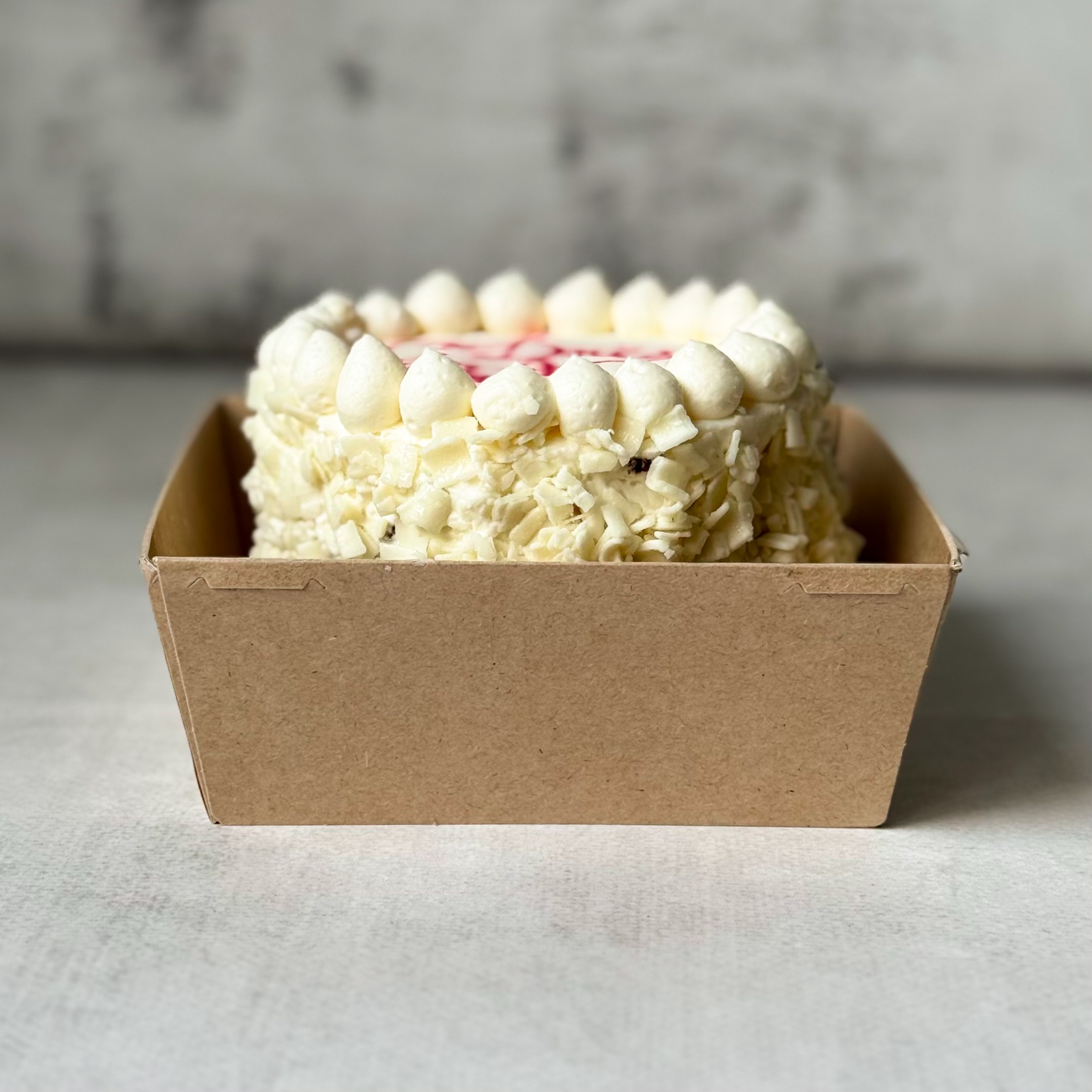  Бенто-торт Мальчик кудрявый  (С Днём Рождения!) в индивид.упаковке. Сочный торт из слоев насыщенного шоколадного бисквита с грецким орехом и крема на основе варёной сгущёнки. Торт украшен белым шоколадом. изображение 6