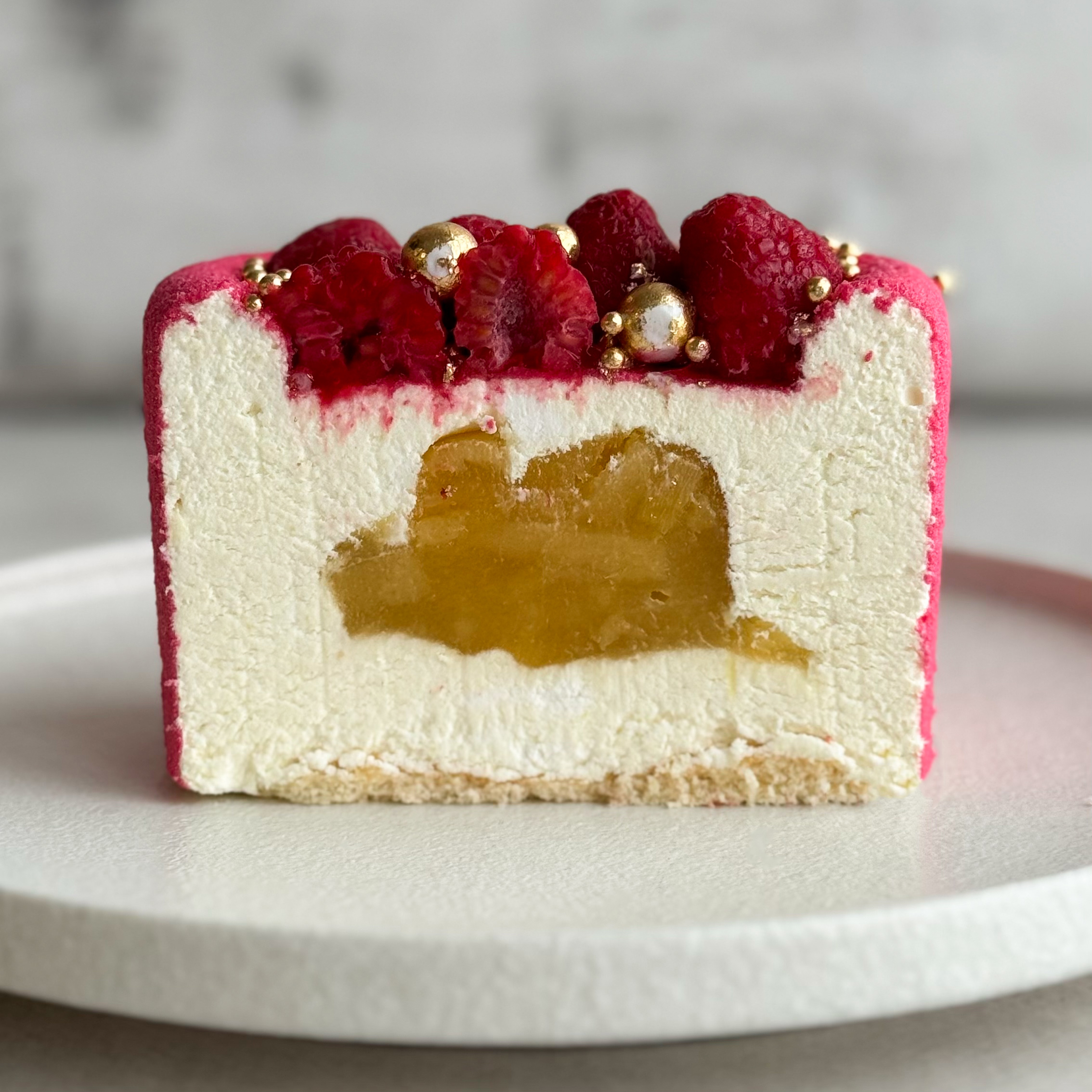 Бенто-торт Праздничный (Сердце с малиной) в индивид.упаковке. Нежный муссовый бенто-торт в форме сердца с начинкой из ананасового конфитюра с кусочками ананаса на тонкой бисквитной подложке. Торт украшен спелыми ягодами малины и золотым декором. изображение 2