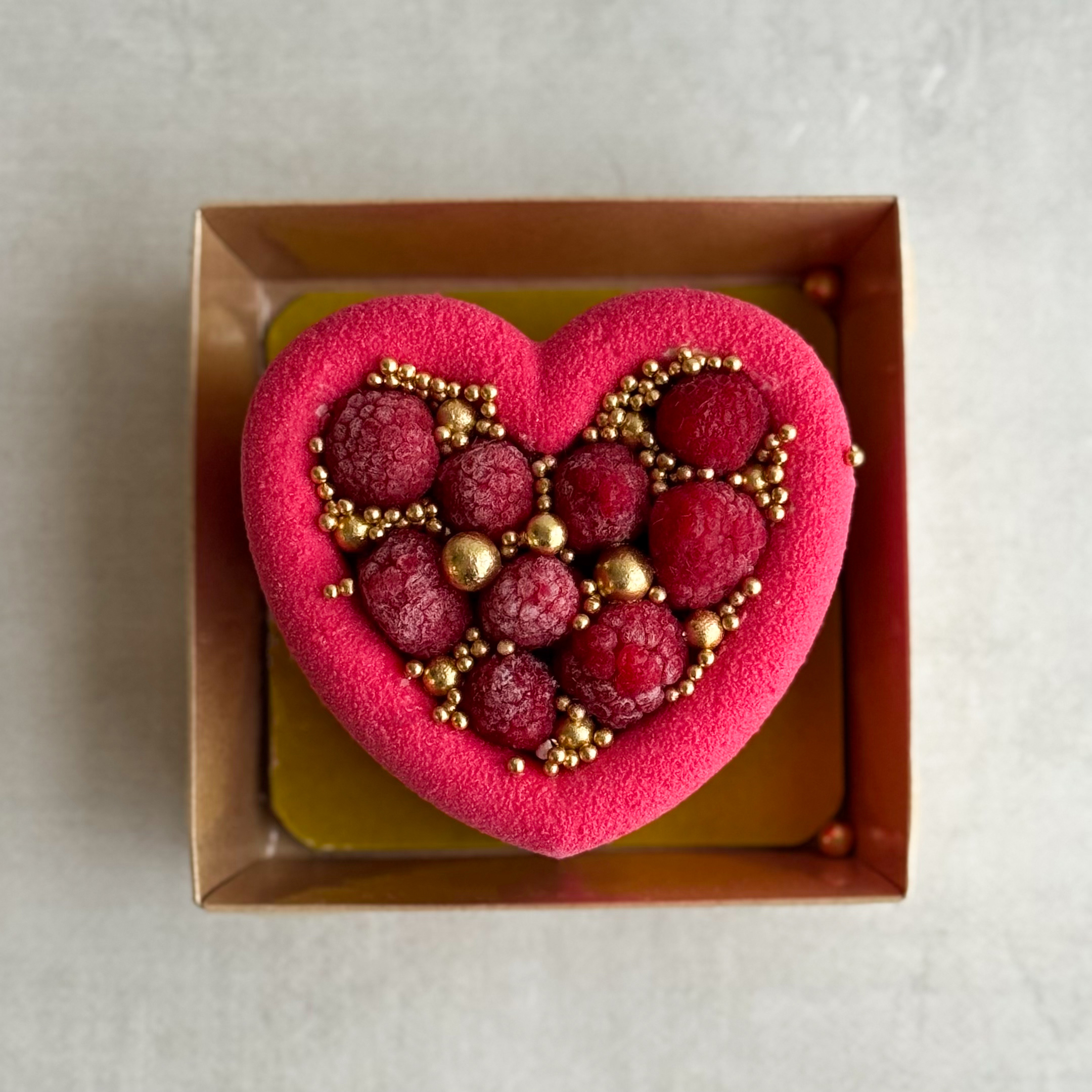 Бенто-торт Праздничный (Сердце с малиной) в индивид.упаковке. Нежный муссовый бенто-торт в форме сердца с начинкой из ананасового конфитюра с кусочками ананаса на тонкой бисквитной подложке. Торт украшен спелыми ягодами малины и золотым декором. изображение 3