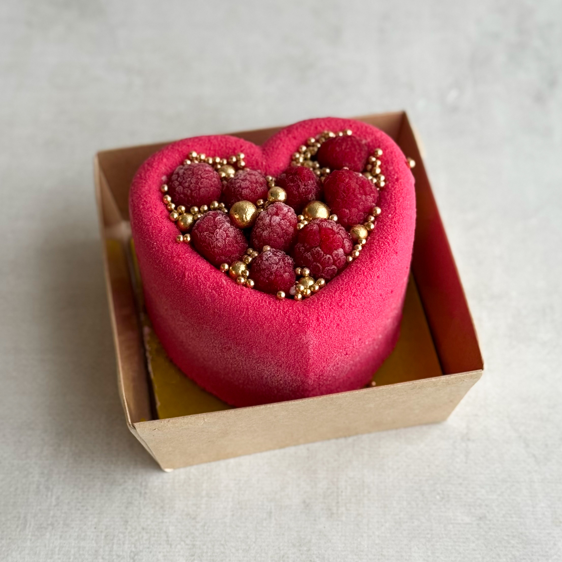 Бенто-торт Праздничный (Сердце с малиной) в индивид.упаковке. Нежный муссовый бенто-торт в форме сердца с начинкой из ананасового конфитюра с кусочками ананаса на тонкой бисквитной подложке. Торт украшен спелыми ягодами малины и золотым декором. изображение 4