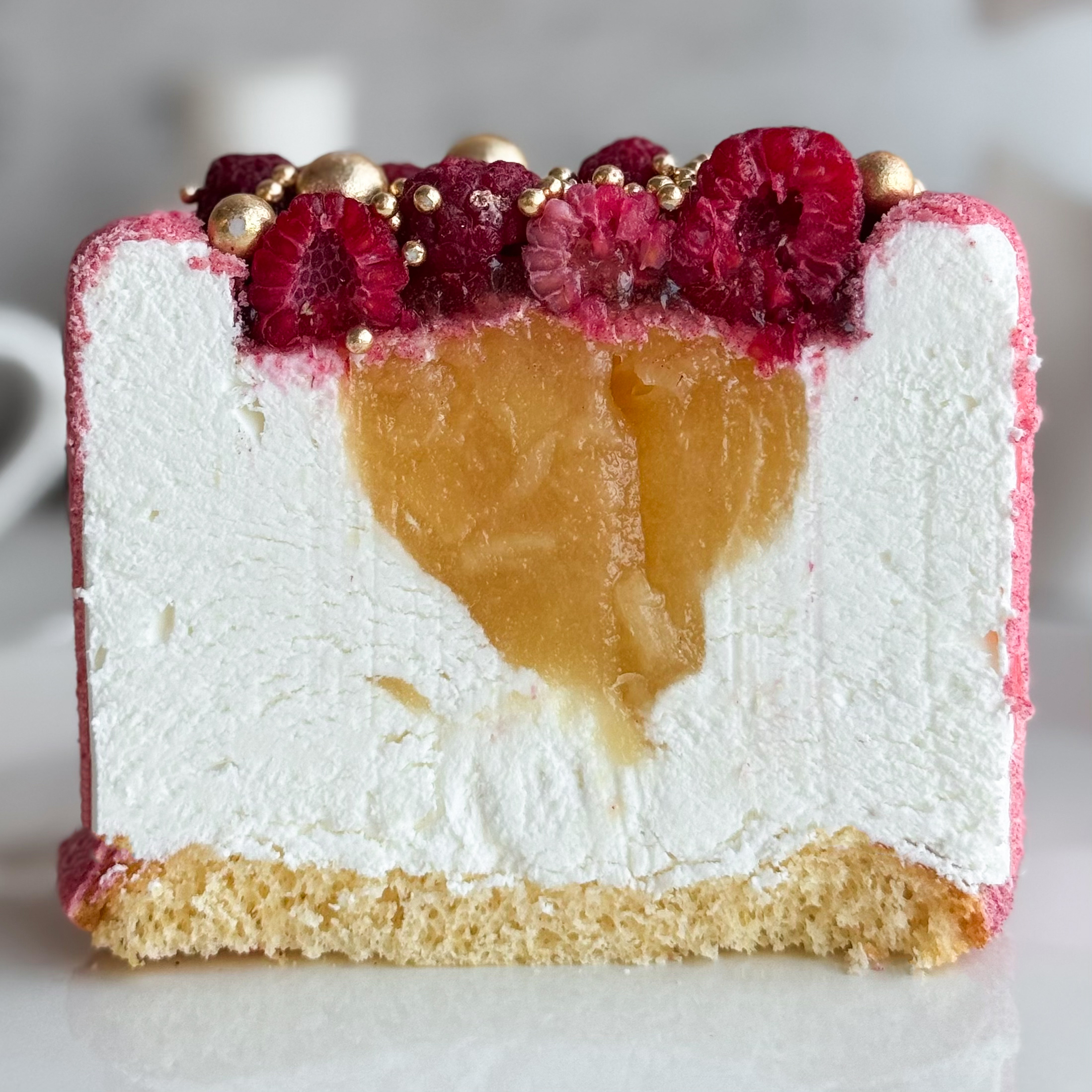 Бенто-торт Праздничный (Сердце с малиной) в индивид.упаковке. Нежный муссовый бенто-торт в форме сердца с начинкой из ананасового конфитюра с кусочками ананаса на тонкой бисквитной подложке. Торт украшен спелыми ягодами малины и золотым декором. изображение 8