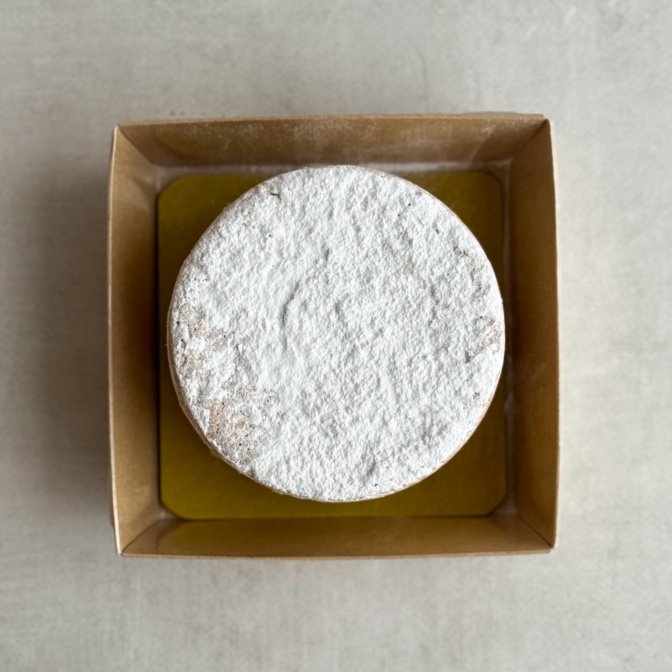 Бенто-торт Рикотта-груша в индивид.упаковке. Традиционный торт юга Италии, Амальфитанского побережья. Элегантное сочетание нежного мусса на основе сыра Рикотта с кусочками груши между двумя воздушными бисквитами. изображение 4