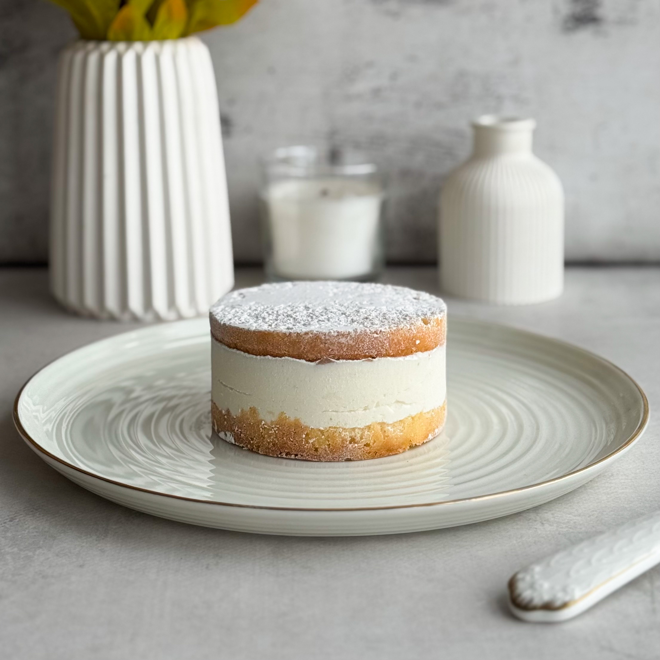 Бенто-торт Рикотта-груша в индивид.упаковке. Традиционный торт юга Италии, Амальфитанского побережья. Элегантное сочетание нежного мусса на основе сыра Рикотта с кусочками груши между двумя воздушными бисквитами. изображение 5