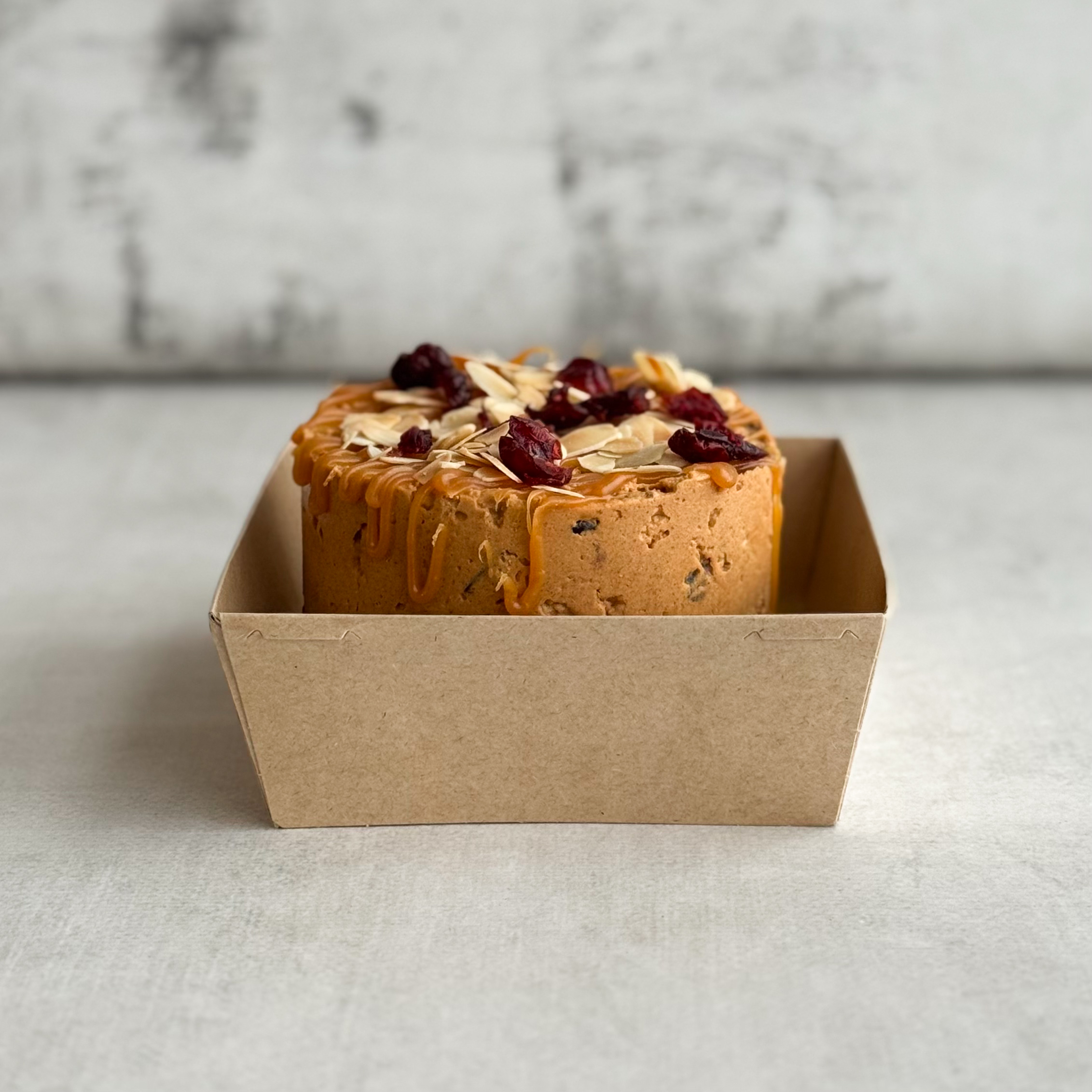  Бенто-торт Руслан в индивид.упаковке. Сочный песочно-карамельный торт с сушеной клюквой и кусочками печенья. Сверху торт украшен волнами мягкой карамели, лепестками миндаля и клюквой.  изображение 4