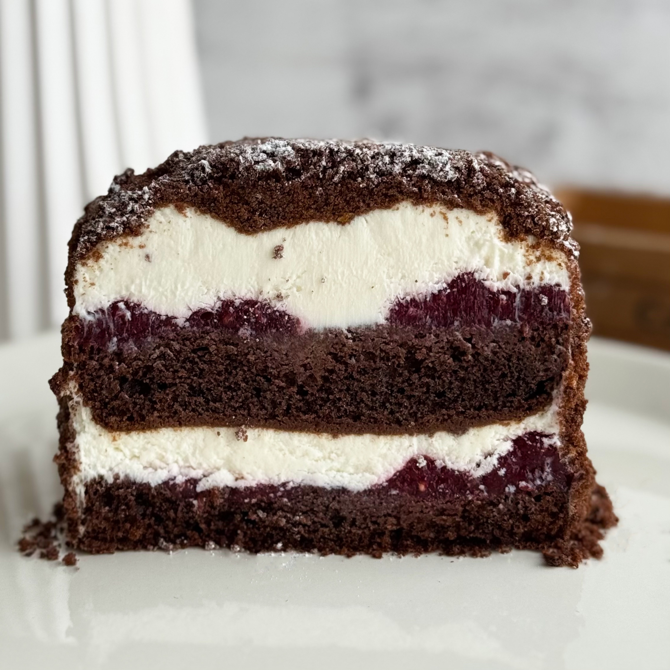 Бенто-торт Сметанник с малиной. Шоколадные бисквиты, прослоенные сметанным кремом и малиной. изображение 1