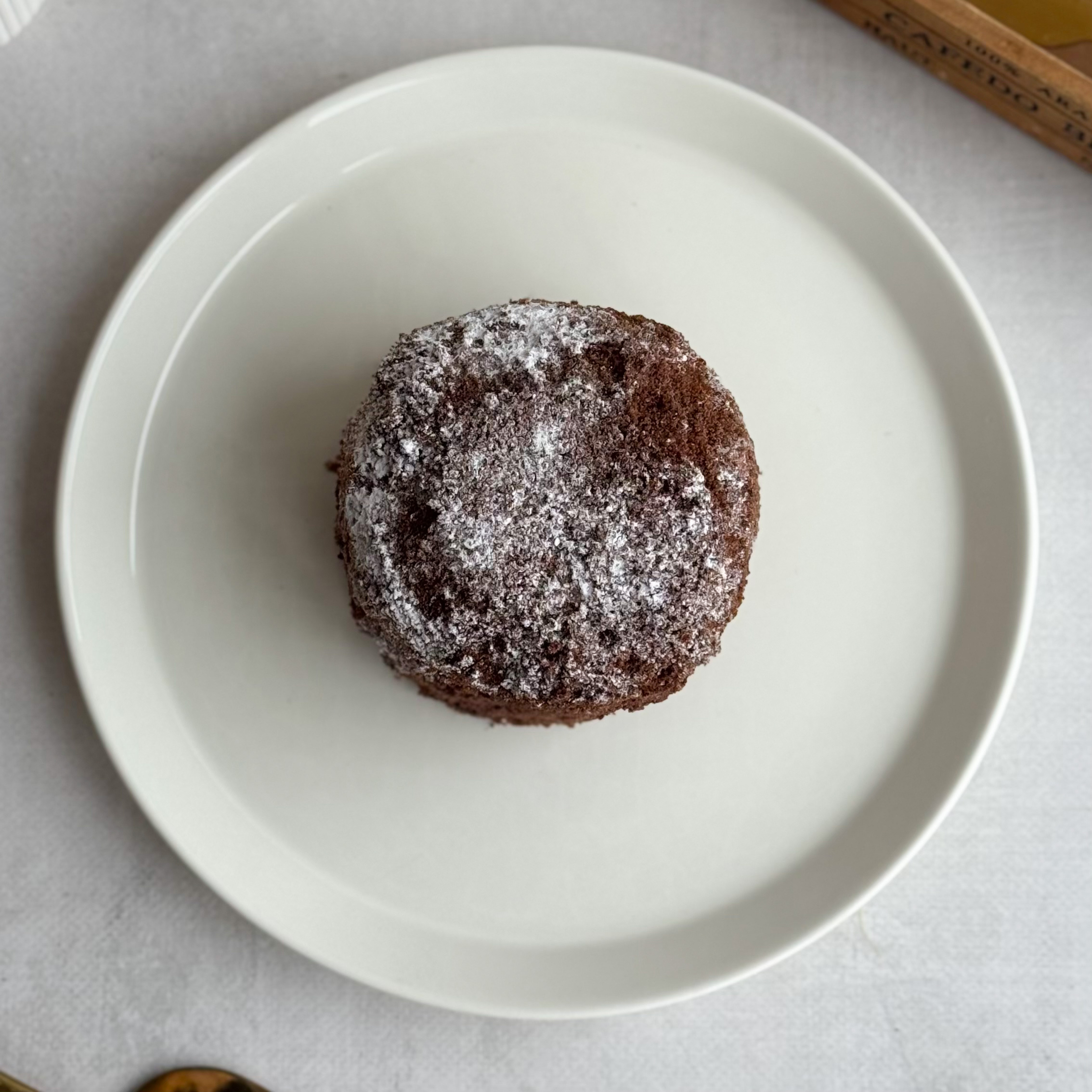 Бенто-торт Сметанник с малиной. Шоколадные бисквиты, прослоенные сметанным кремом и малиной. изображение 5