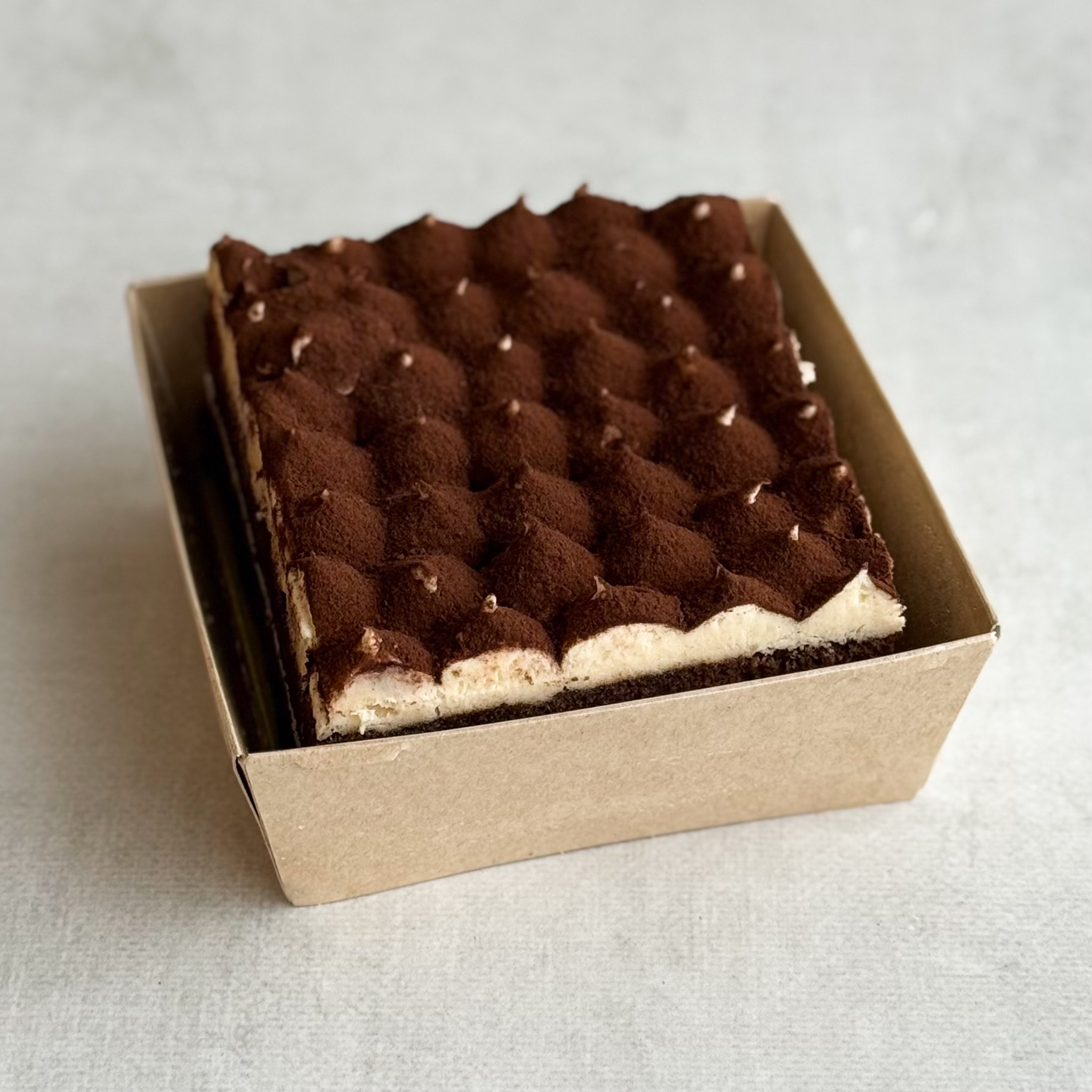 Легендарный вкус воплощён в нежном бенто-торте с сыром Маскарпоне и украшен какао посыпкой изображение 2