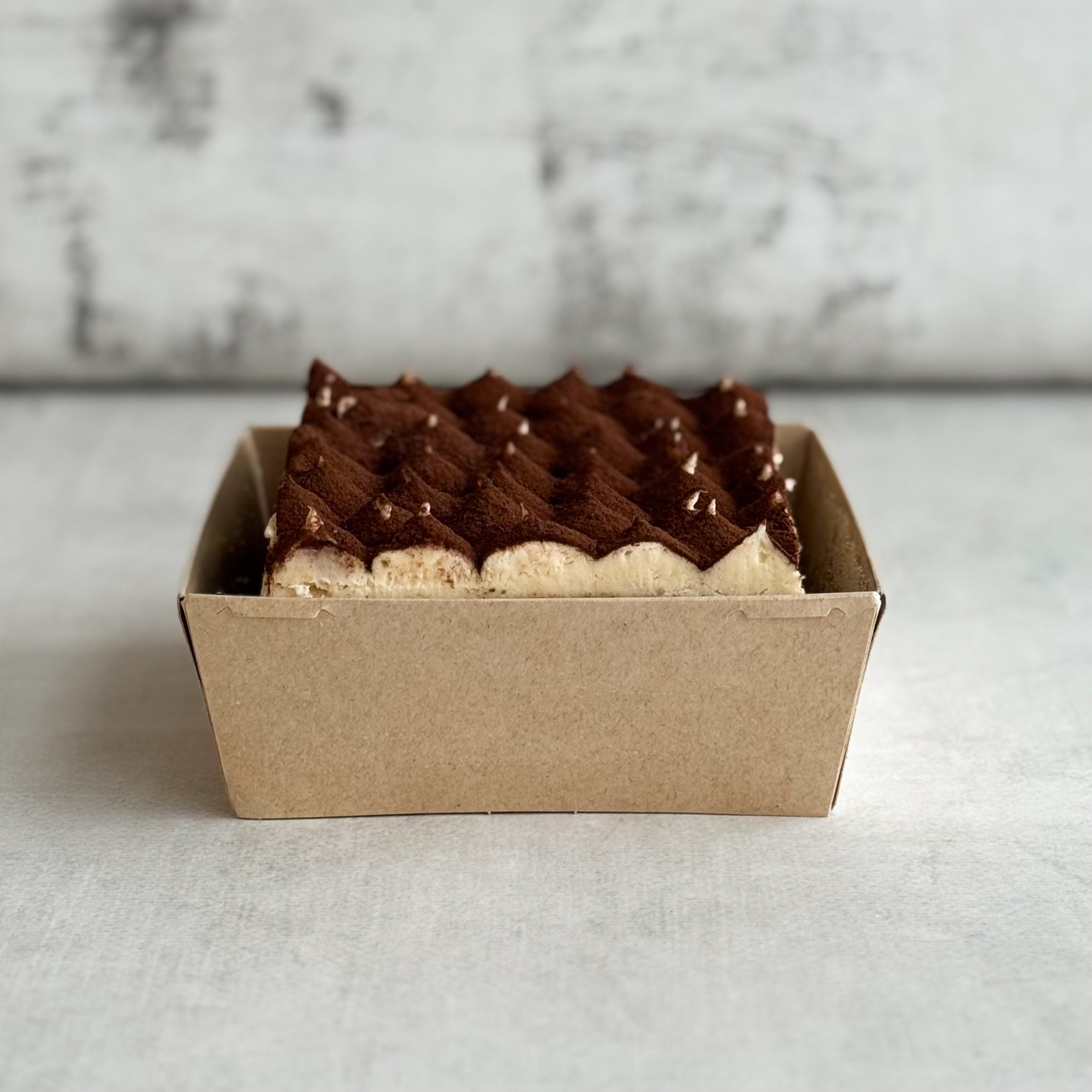 Легендарный вкус воплощён в нежном бенто-торте с сыром Маскарпоне и украшен какао посыпкой изображение 3