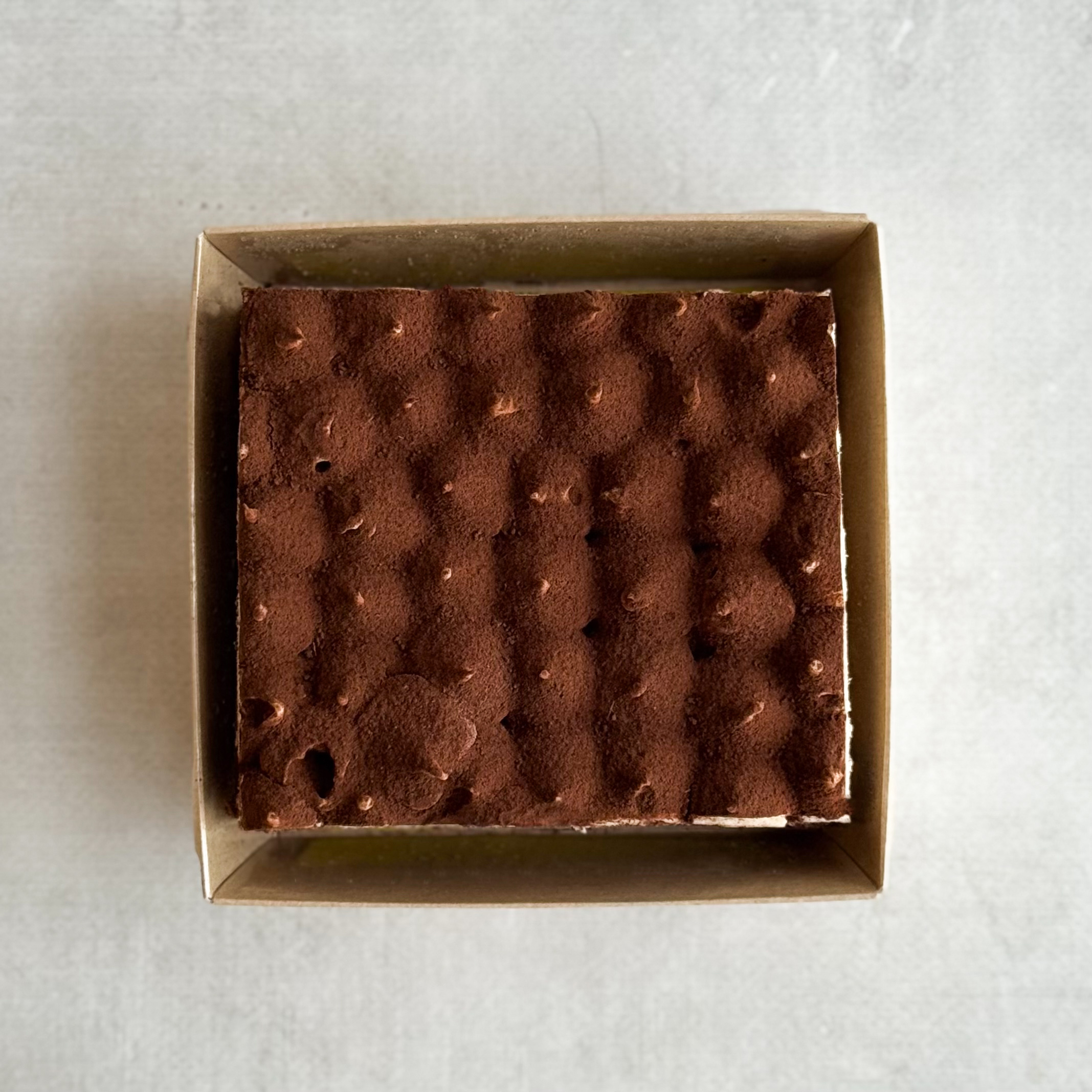 Легендарный вкус воплощён в нежном бенто-торте с сыром Маскарпоне и украшен какао посыпкой изображение 4