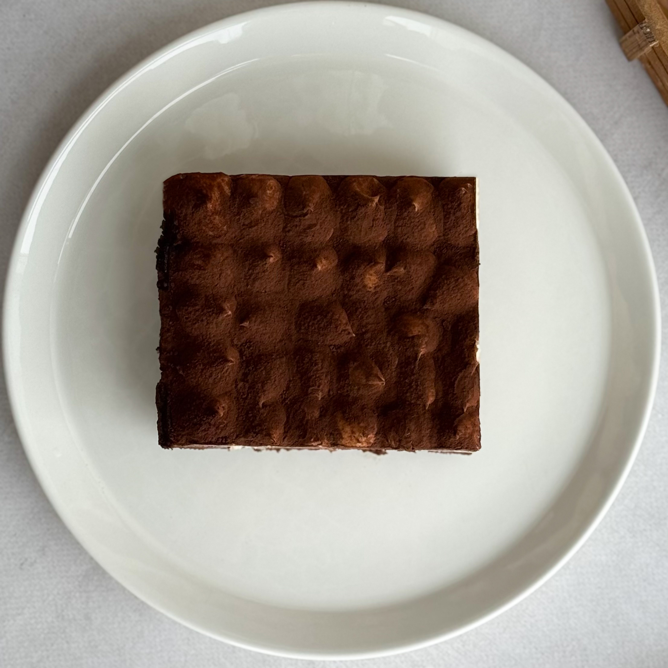 Легендарный вкус воплощён в нежном бенто-торте с сыром Маскарпоне и украшен какао посыпкой изображение 6