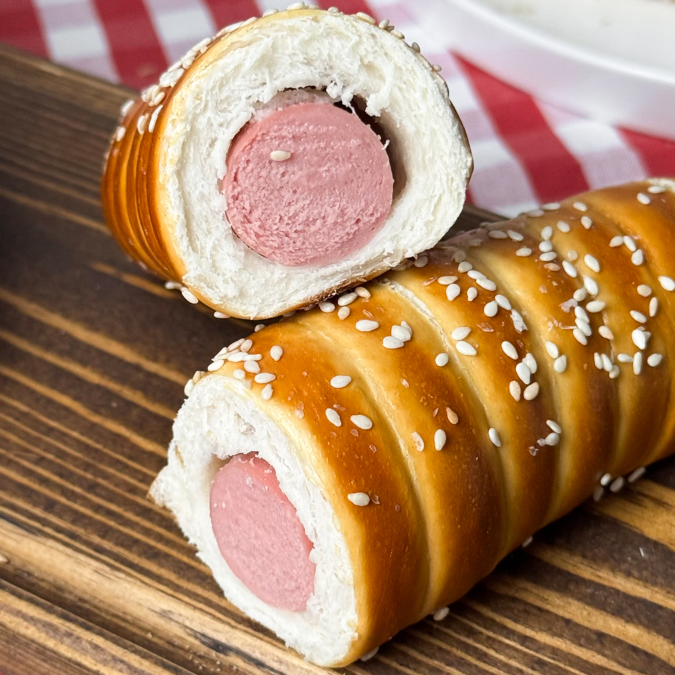 Сочная мясная сосиска и традиционное тесто для немецких брецелей. Сверху брецель-дог посыпан кунжутом. изображение 8