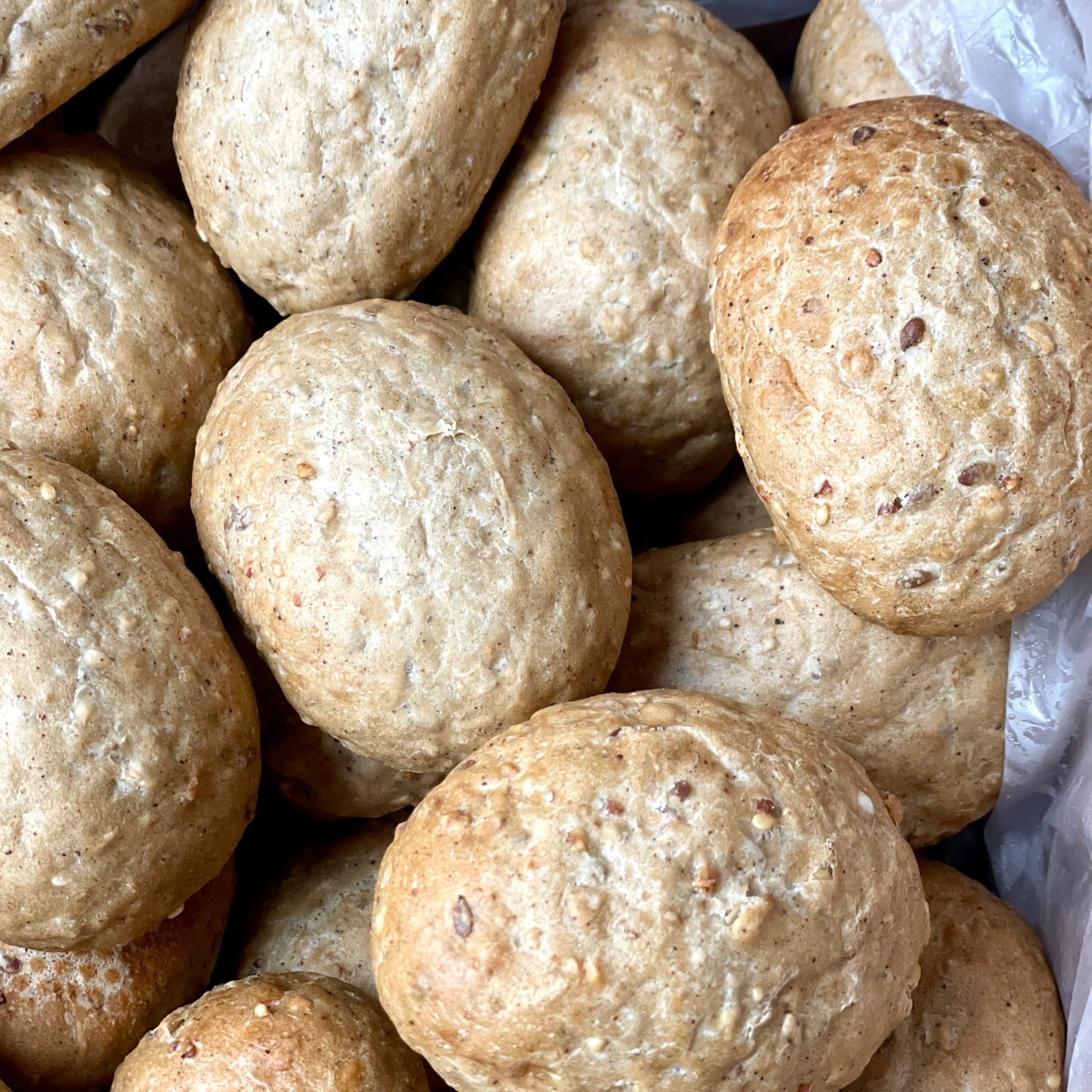 Булочка 8 злаков 35г. Продукт высокой степени готовности, необходимо допекание. изображение 4