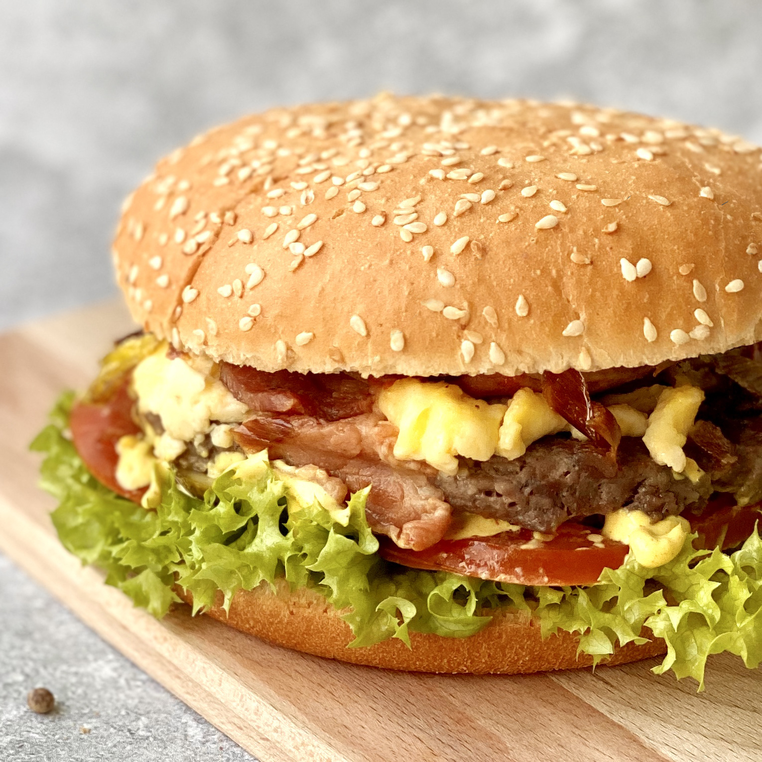 Булочка для гамбургера с белым кунжутом, диаметр 125 мм изображение 3
