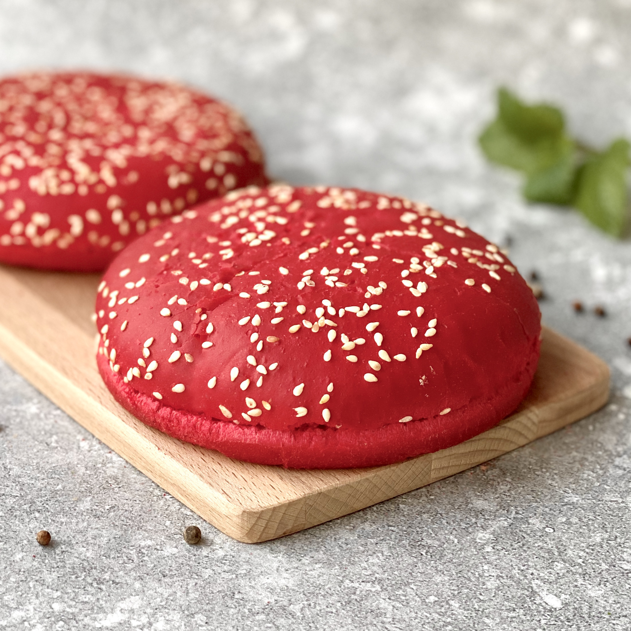 Булочка для гамбургера с кунжутом красная, диаметр 125 мм изображение 1
