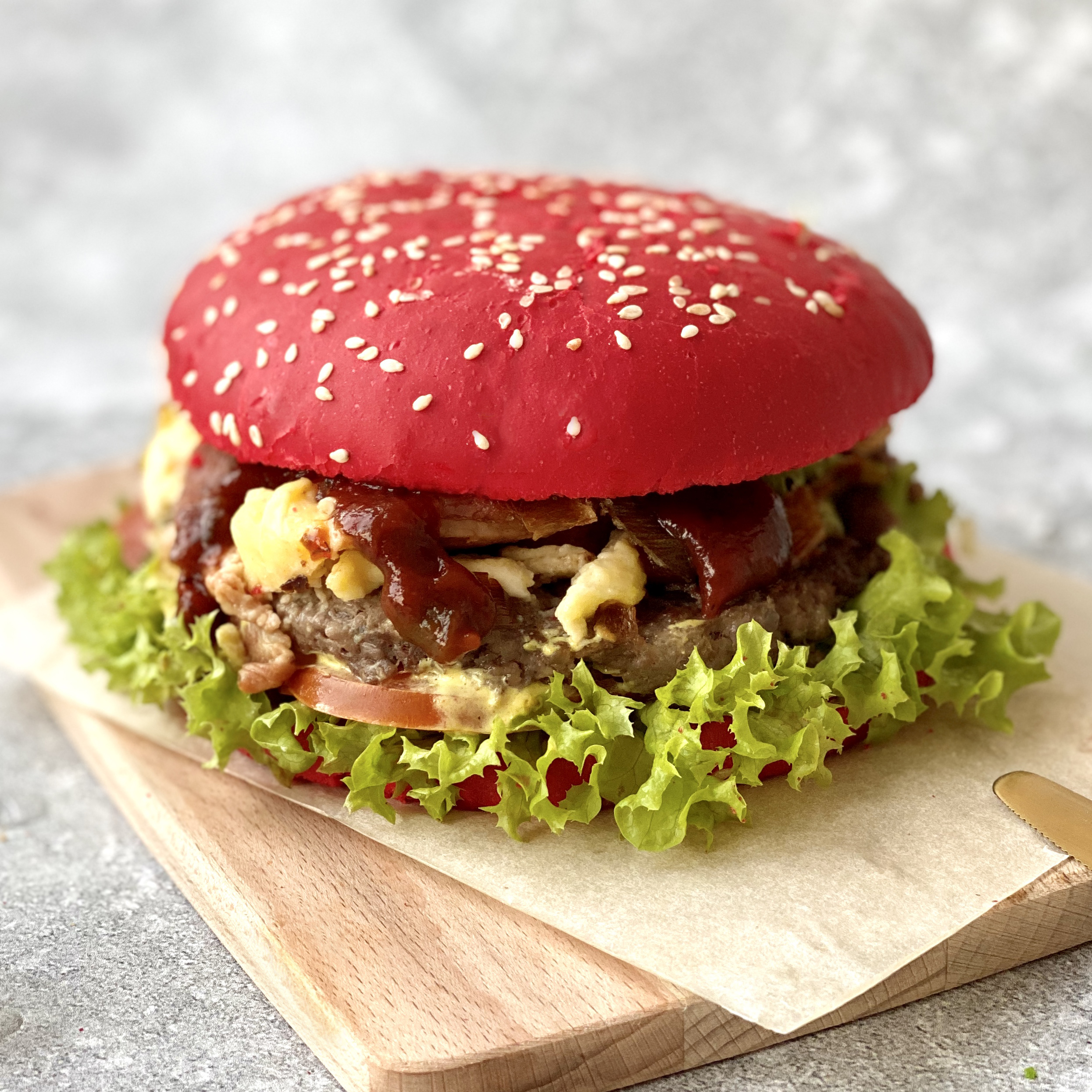 Булочка для гамбургера с кунжутом красная, диаметр 125 мм изображение 2