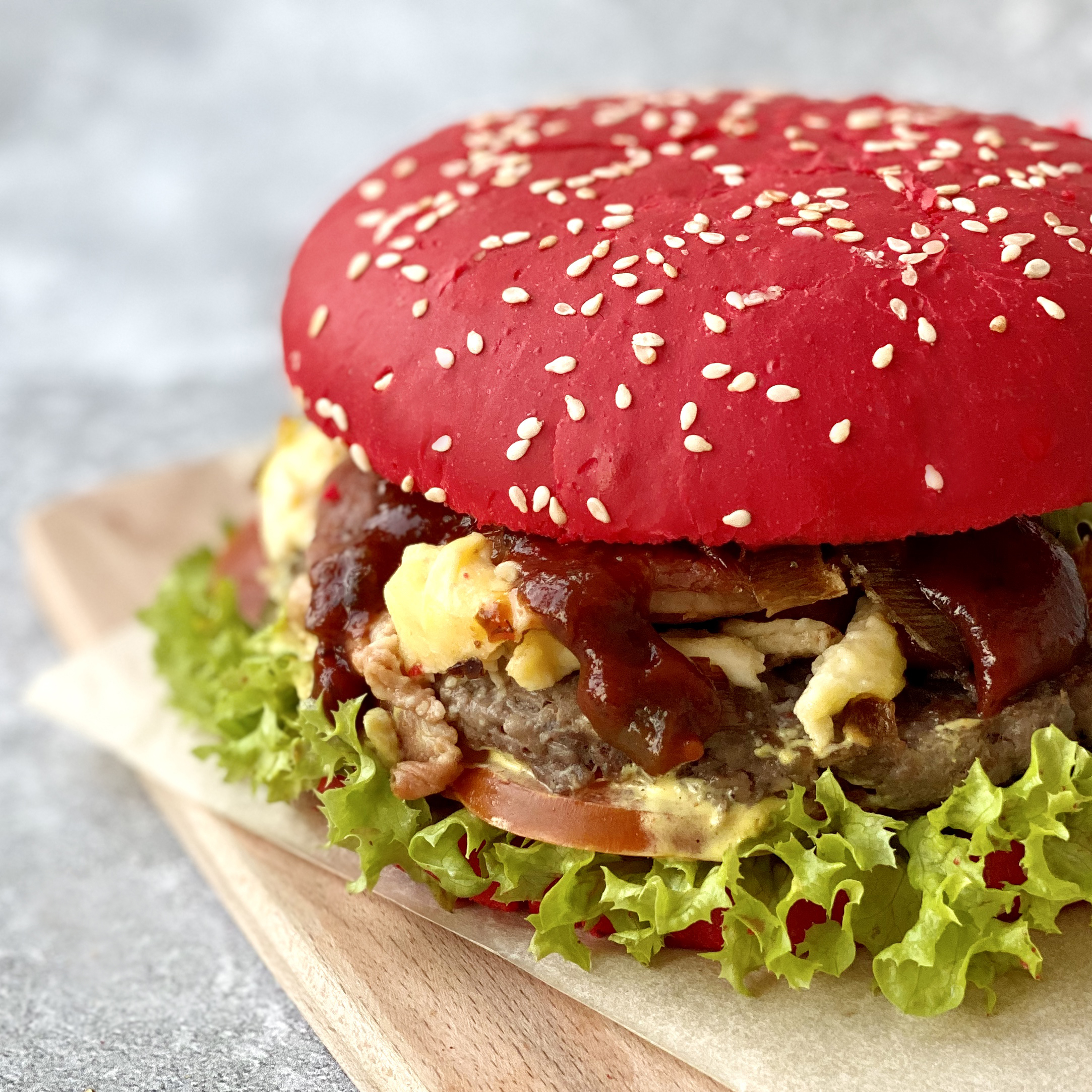 Булочка для гамбургера с кунжутом красная, диаметр 125 мм изображение 3
