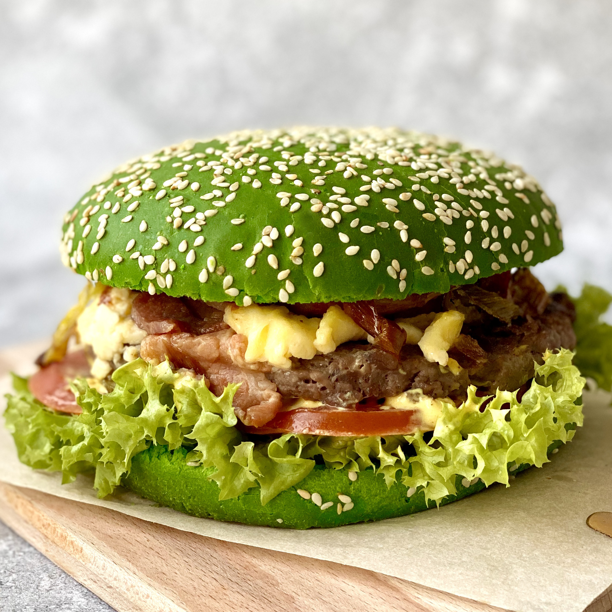 Булочка для гамбургера с кунжутом зеленая, диаметр 125 мм изображение 2