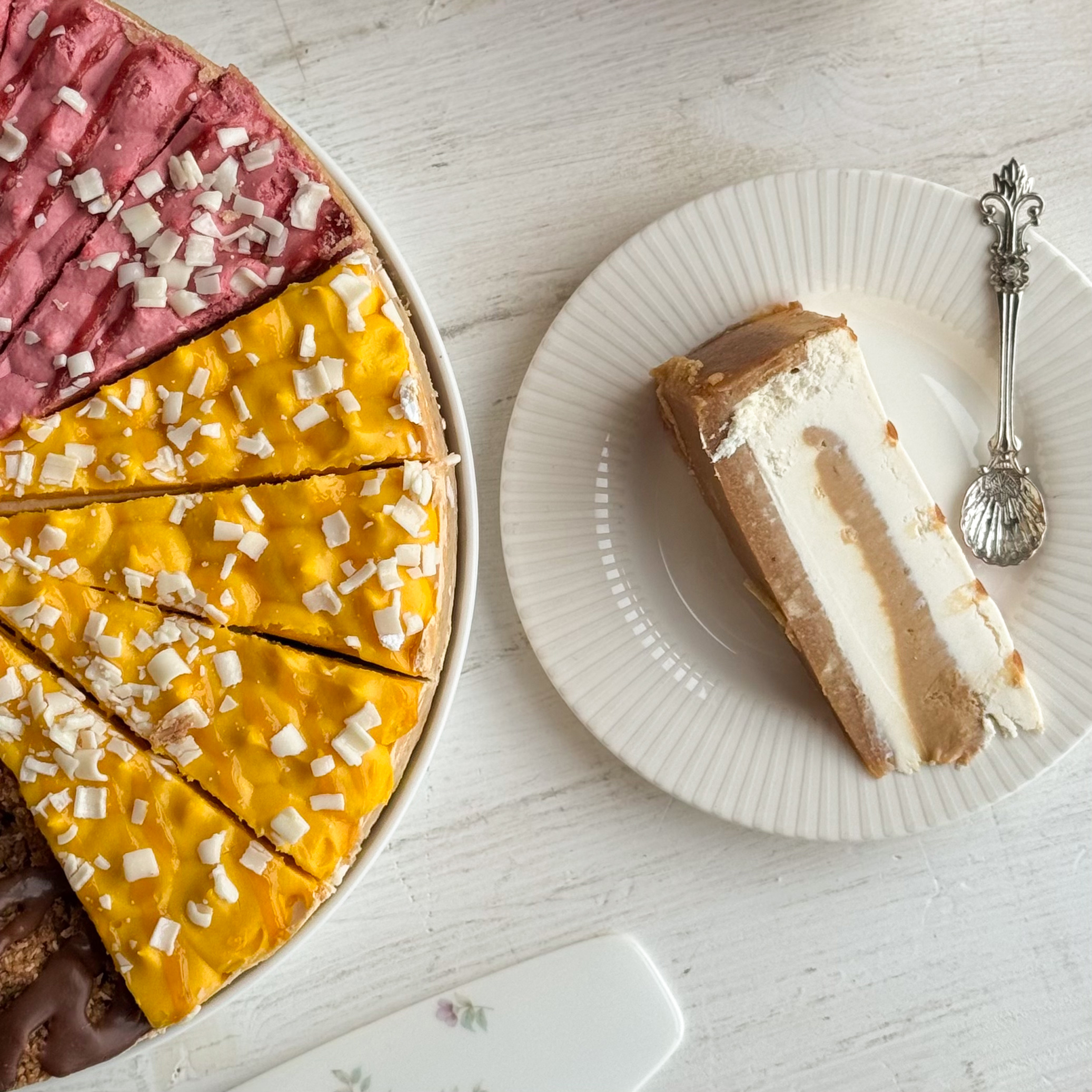 Ассорти из четырех чизкейков: Чизкейк Кокосовый, Чизкейк "Манго-маракуйя", Чизкейк "Малиновый взрыв", Чизкейк "Карамельный" изображение 7