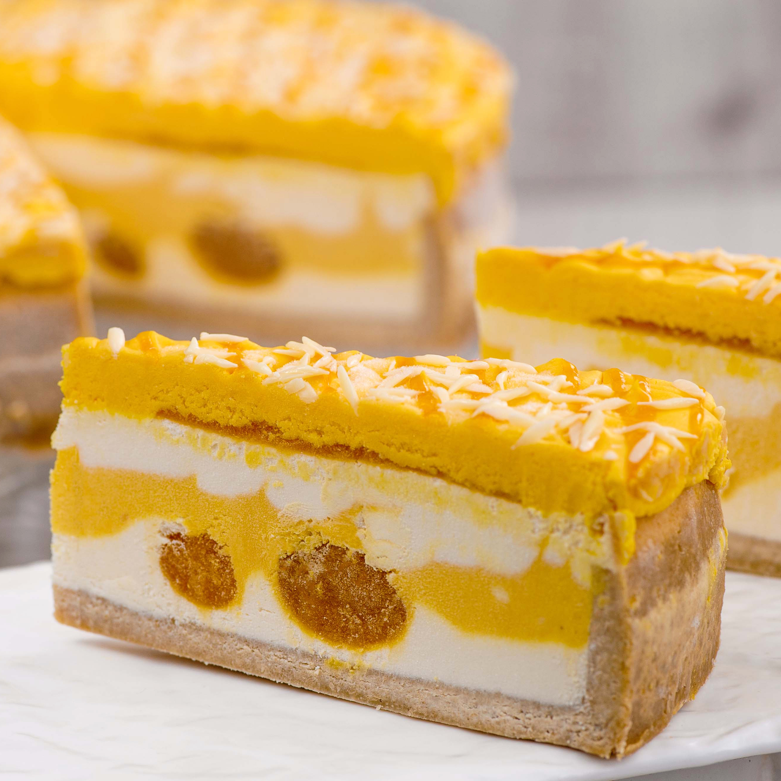 Сливочный десерт с манго и белым шоколадом