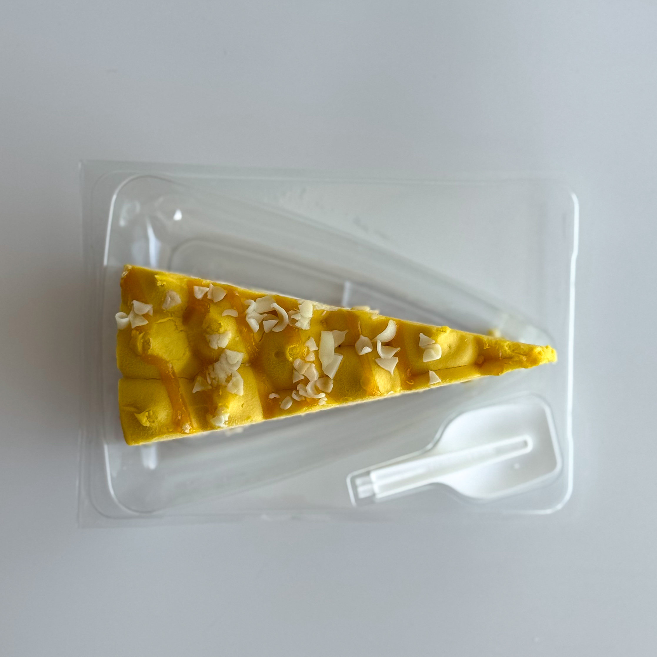 Чизкейк из творожного сыра на подложке из песочного теста с ярким вкусом манго и маракуйи! Внутри манговый мусс, жидкий центр из пюре маракуйи, сверху чизкейк украшен вихрями из маракуйи и белым шоколадом. изображение 5