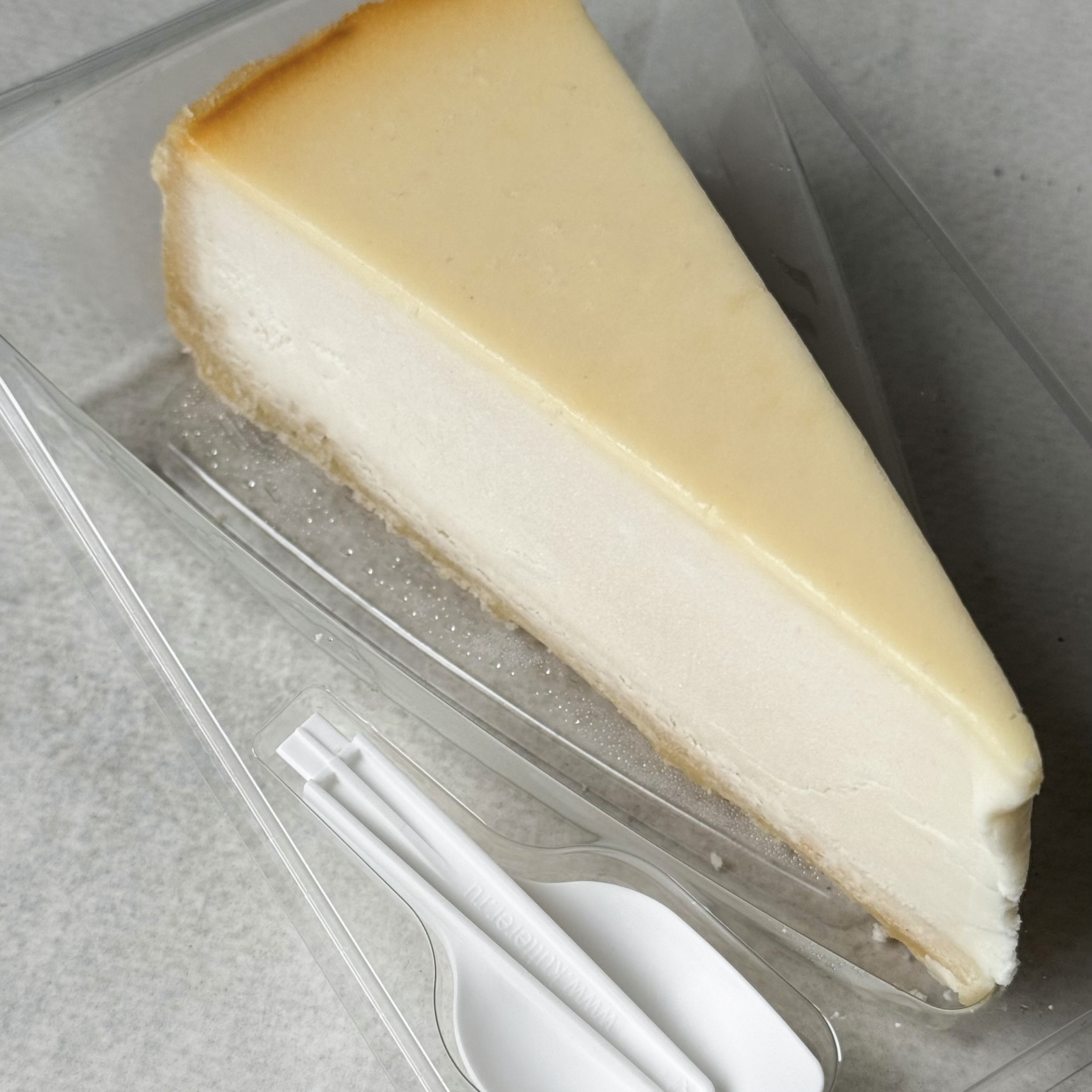 Классический чизкейк New York из творожного сыра на тонком сливочно-песочном корже. изображение 4