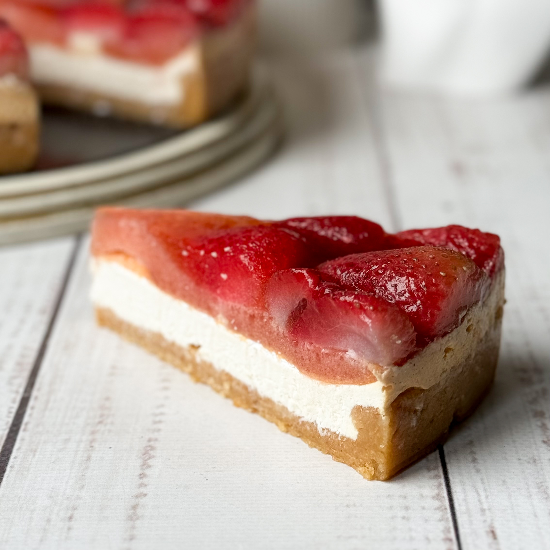 Нежнейший чизкейк из творожного сыра на сливочно-песочном корже, усыпанный ягодами свежей клубники, выращенной под солнцем в естественных климатических условиях. изображение 2