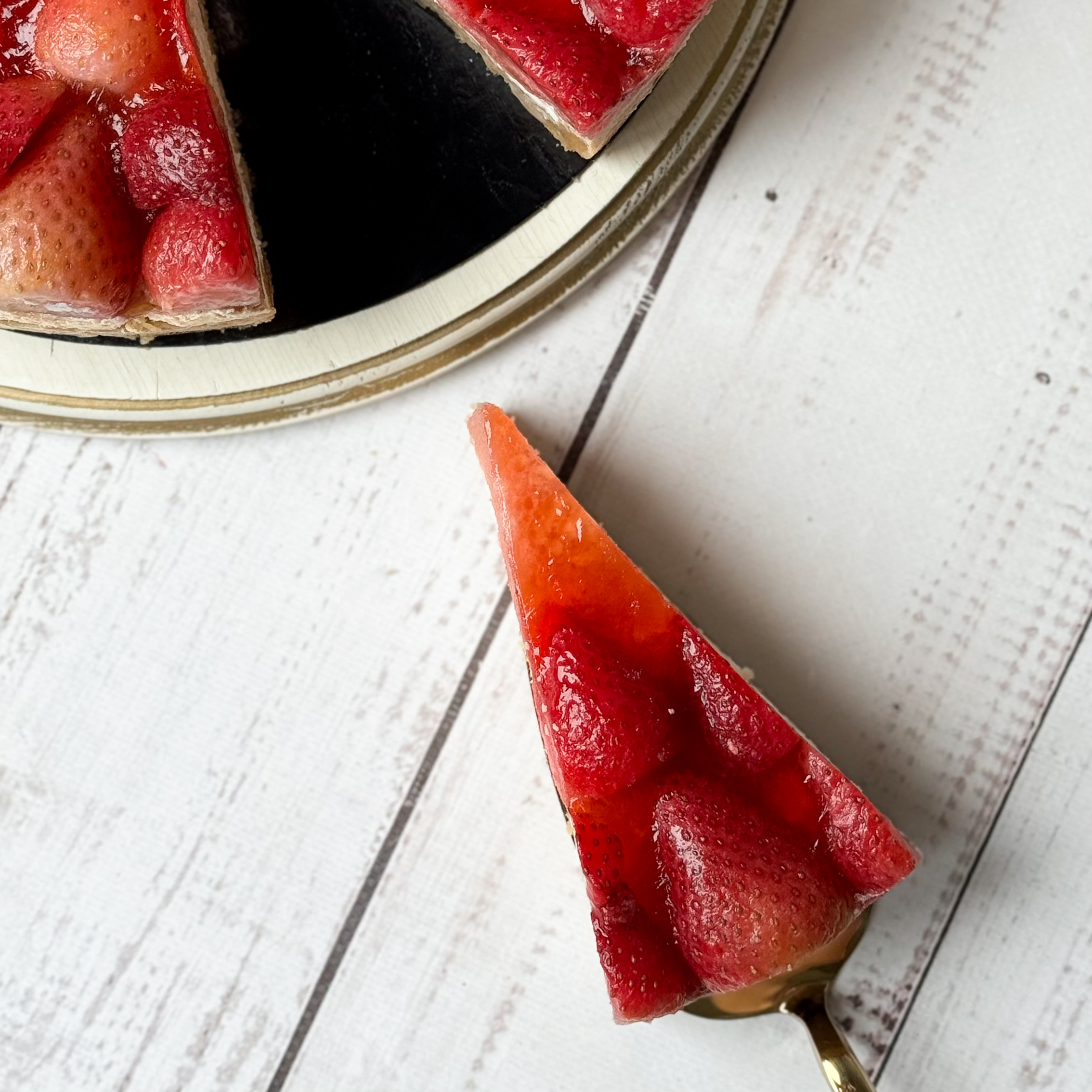 Нежнейший чизкейк из творожного сыра на сливочно-песочном корже, усыпанный ягодами свежей клубники, выращенной под солнцем в естественных климатических условиях. изображение 3