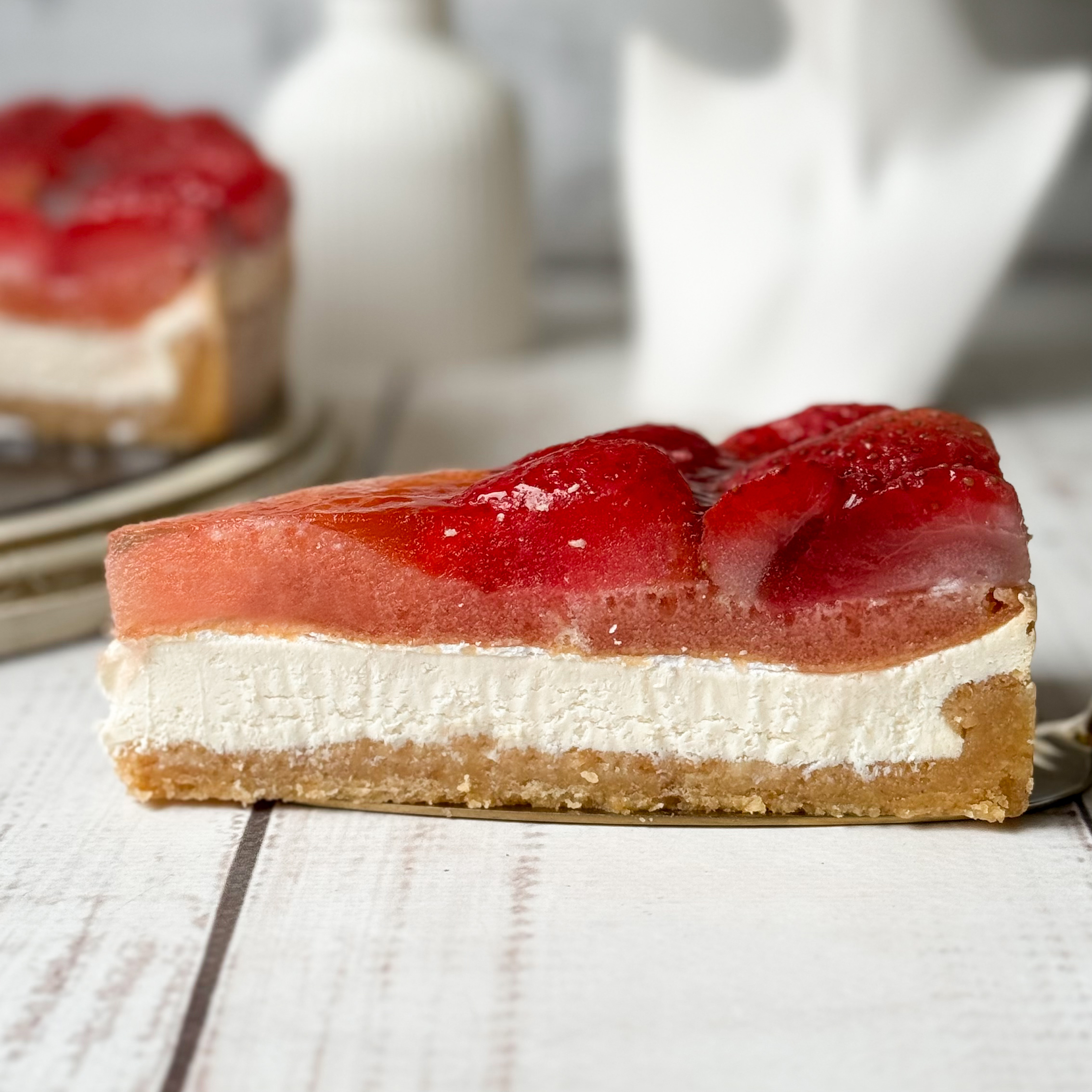 Нежнейший чизкейк из творожного сыра на сливочно-песочном корже, усыпанный ягодами свежей клубники, выращенной под солнцем в естественных климатических условиях. изображение 4