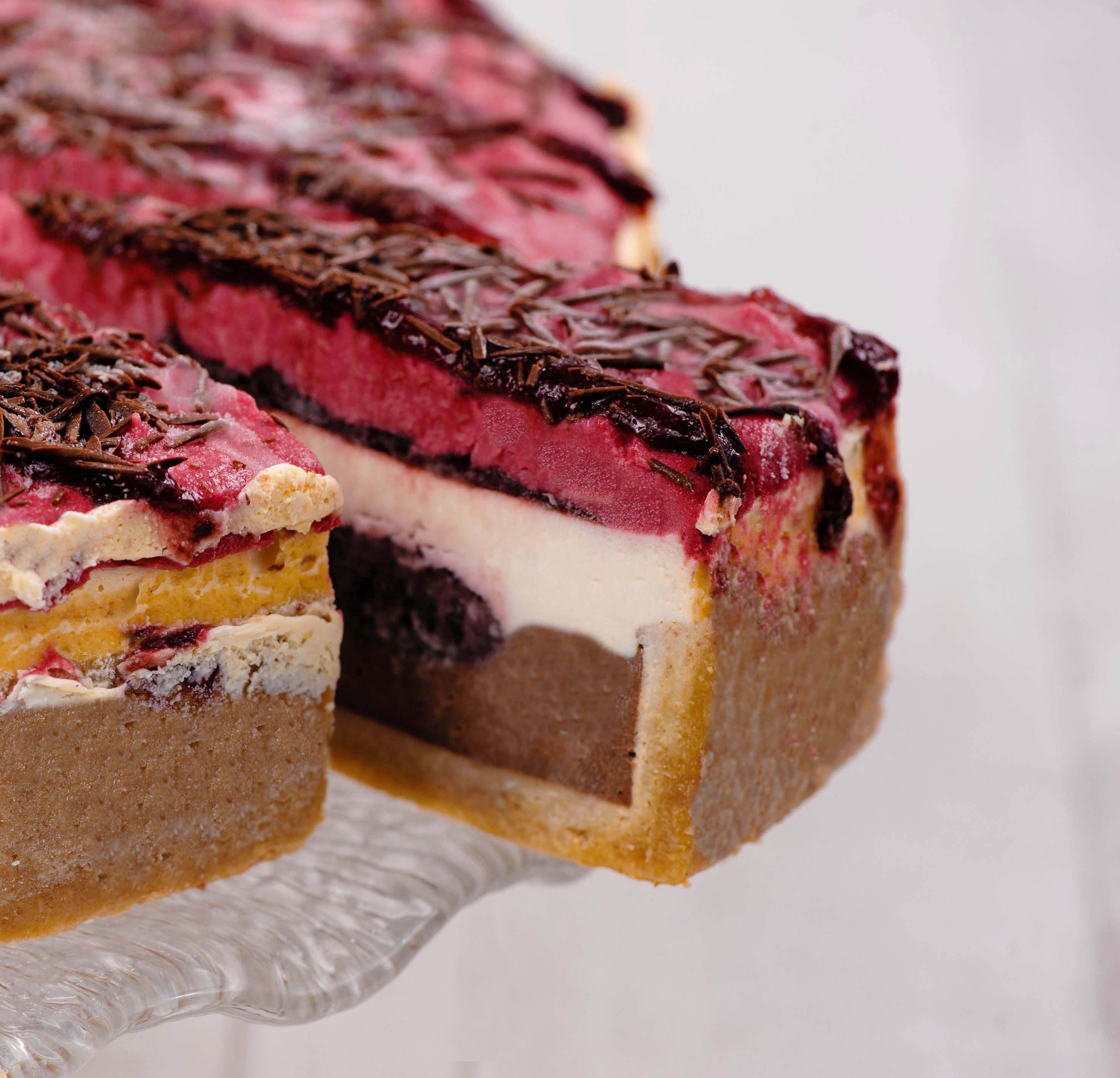 Нежный чизкейк с творожным сыром и тёмным шоколадным слоем, вишневым сиропом и кусочками вишни. изображение 3